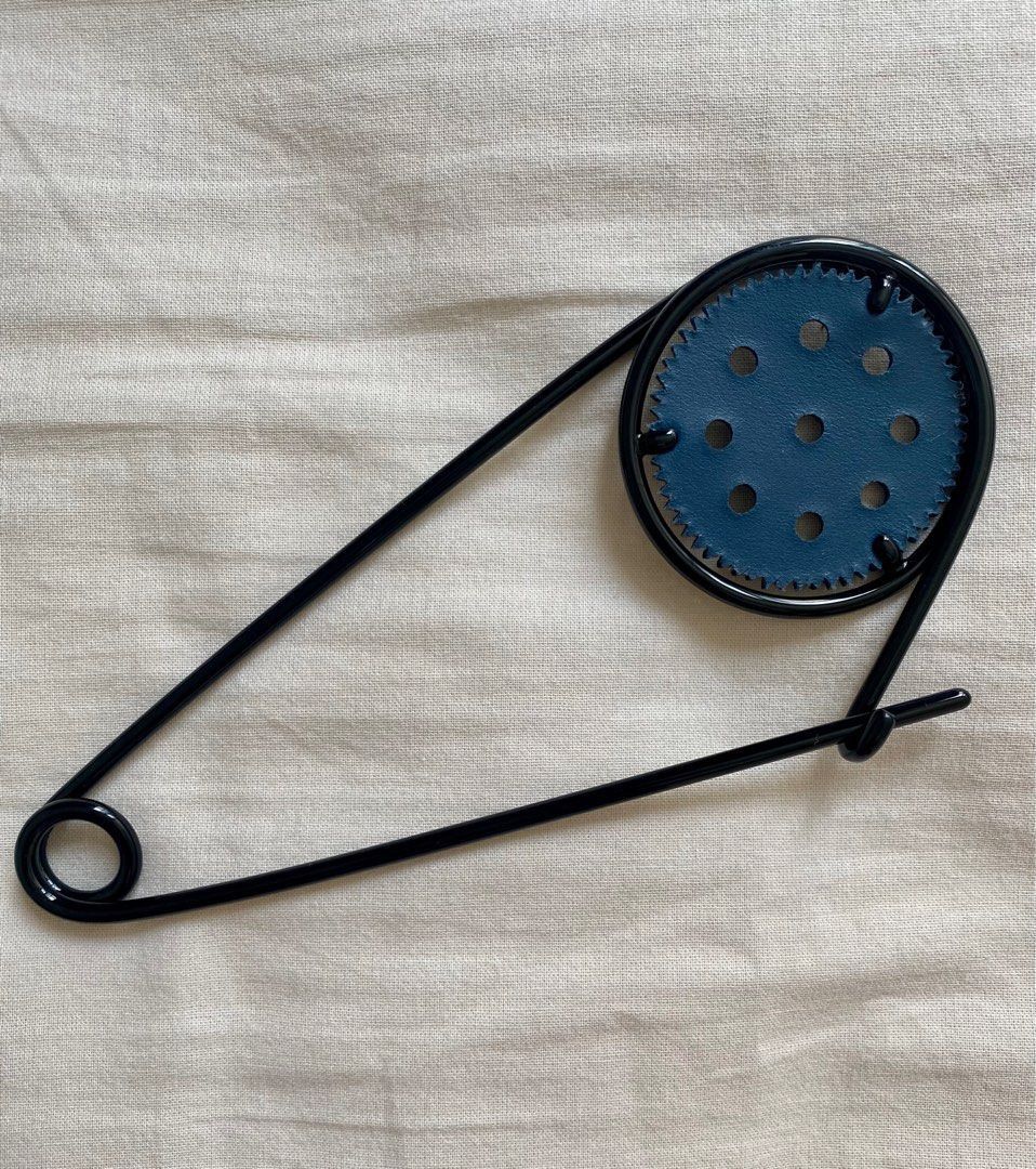 JW Anderson × Loewe Loewe oversized pin Size ONE SIZE - 1 Thumbnail