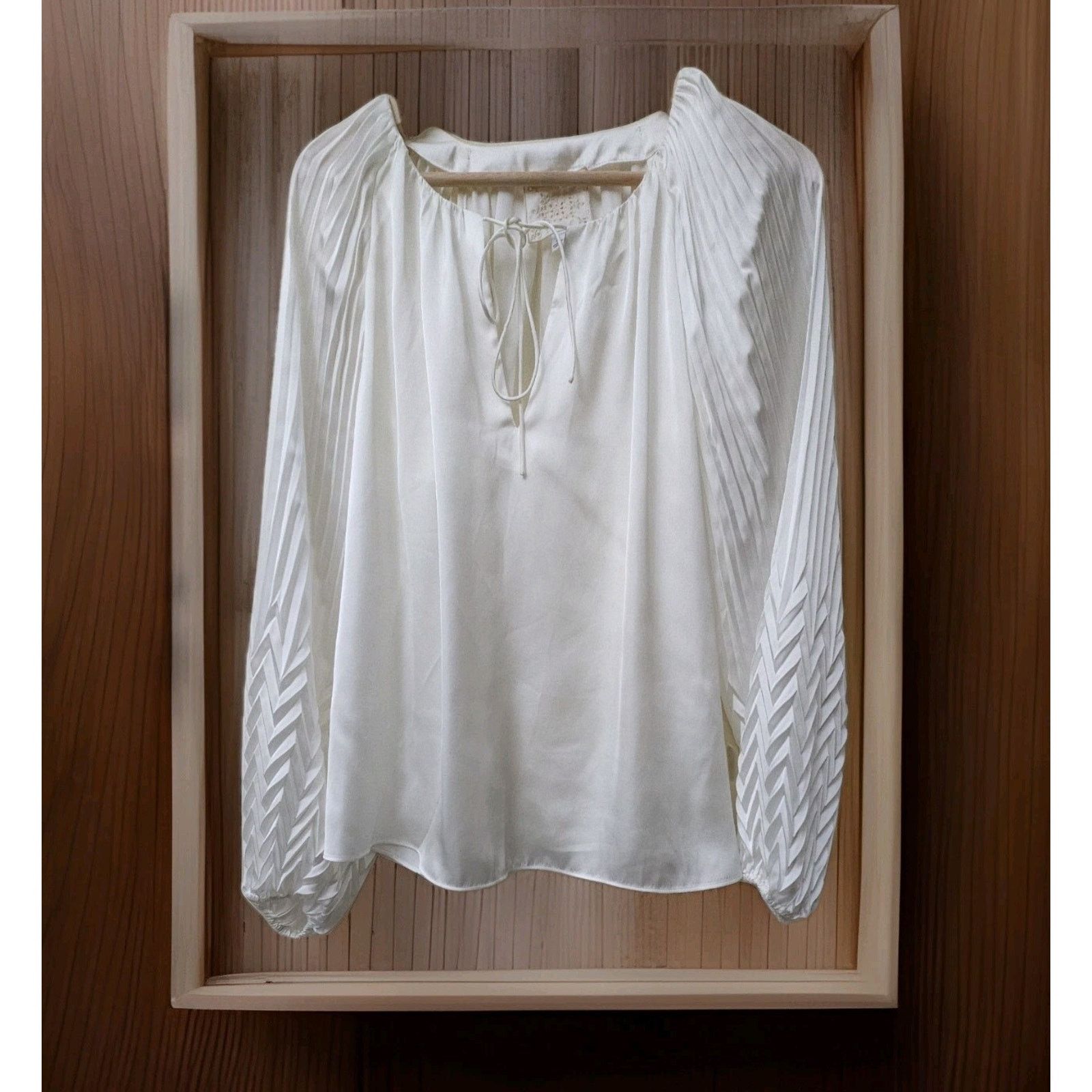 Johnny Was JOHNNY WAS Gemma Pleated Blouse Solid White V Neck Size M / US 6-8 / IT 42-44 - 1 Thumbnail