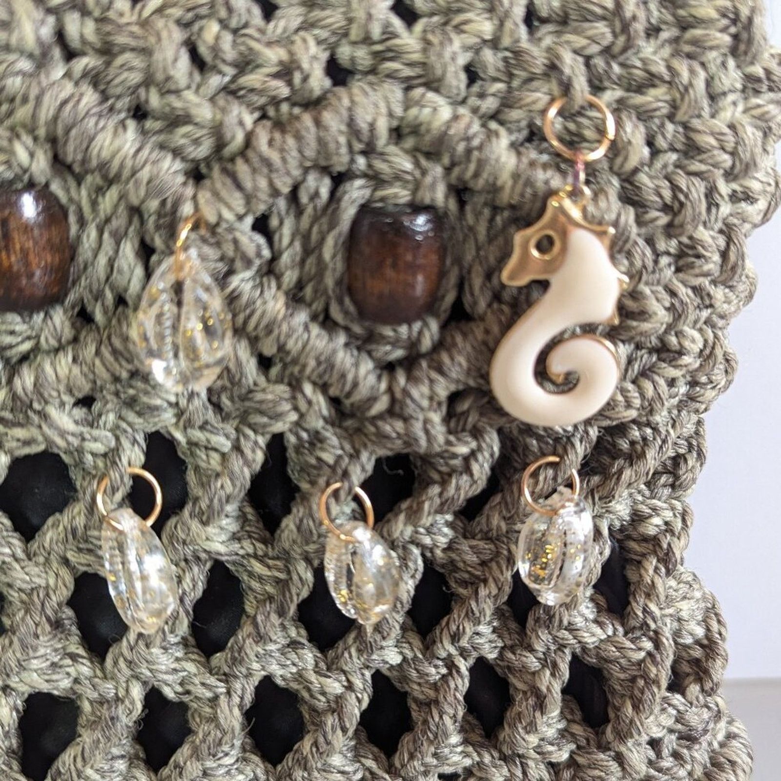 Vintage Vintage Taupe Macrame Bag Upcycled Jewelry Charms Shells Size ONE SIZE - 4 Thumbnail