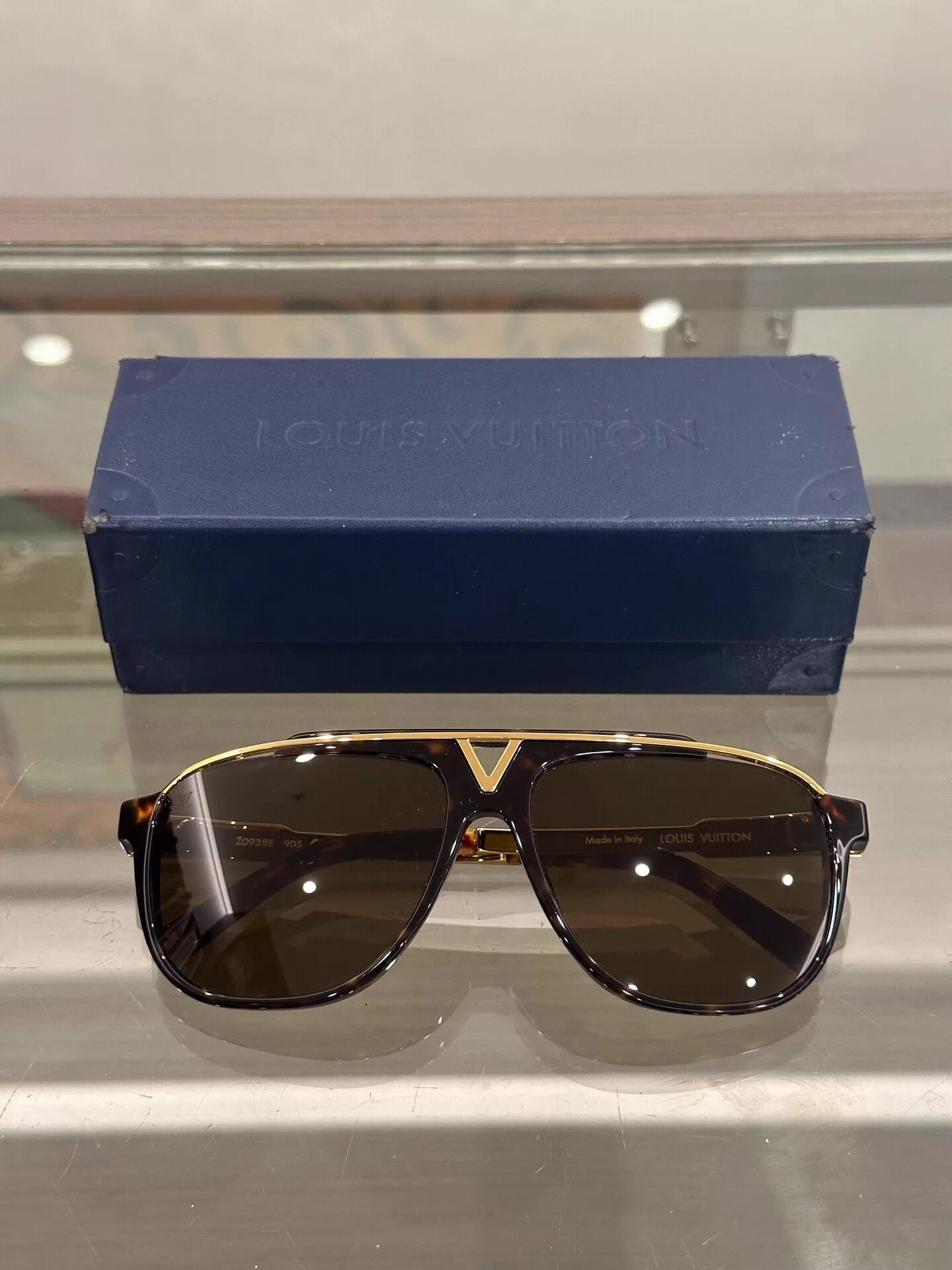 Louis Vuitton LV Black Monogram Gold Irregular Sunglasses Size ONE SIZE - 2 Thumbnail
