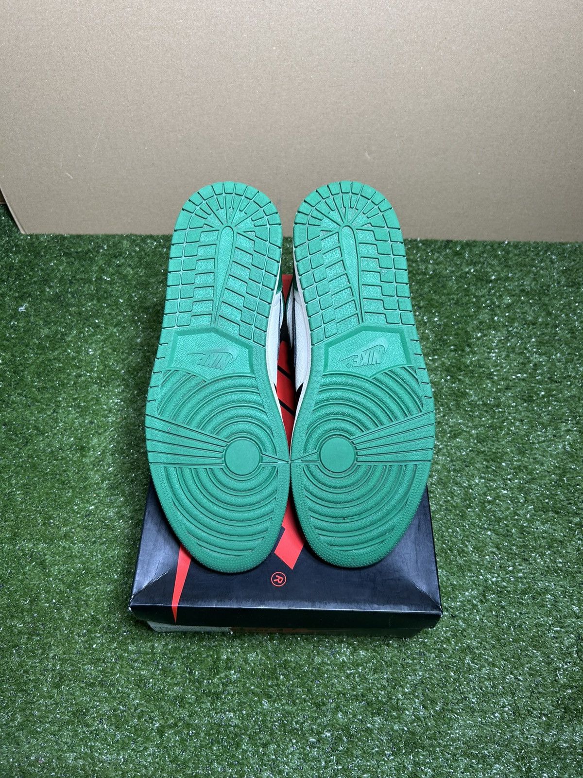Jordan Brand Jordan 1 Pine Green 1.0 Size US 10.5 / EU 43-44 - 10 Thumbnail