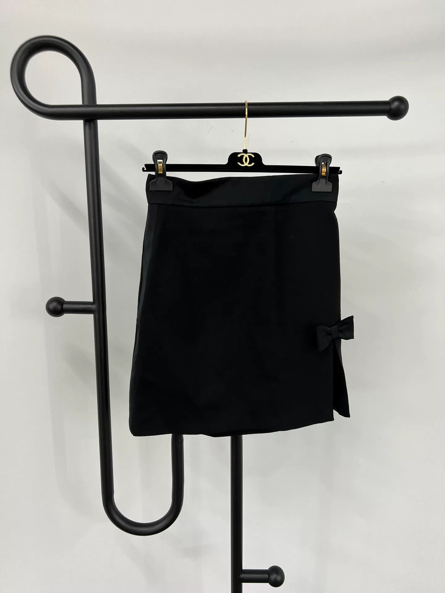 Miu Miu MiuMiu Black Bow Slit Skirt Size 42" / US 20 - 1 Thumbnail