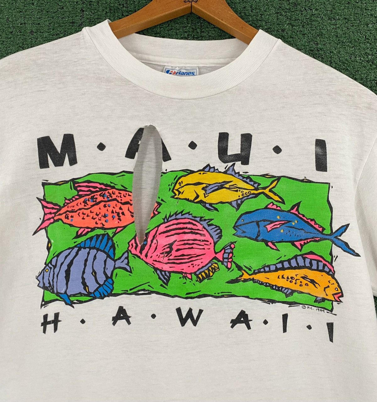 Hanes 80’s Maui Hawaii Tropical Fish Colorful Thrashed T-Shirt XS Size US XS / EU 42 / 0 - 2 Thumbnail
