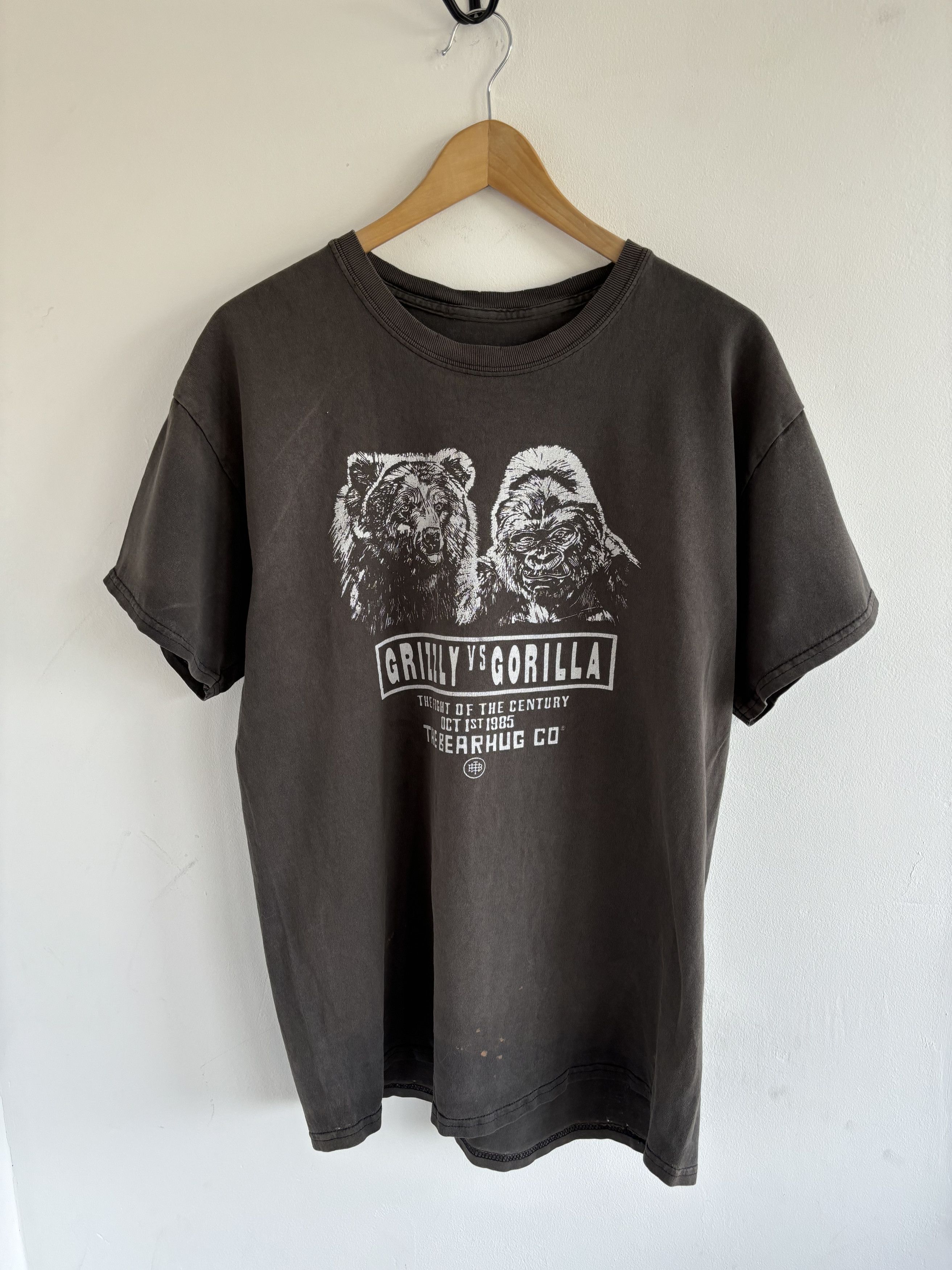 Dakota Grizzly Vintage Faded Grizzly vs Bear Animal Art Tee Size US L / EU 52-54 / 3 - 4 Thumbnail