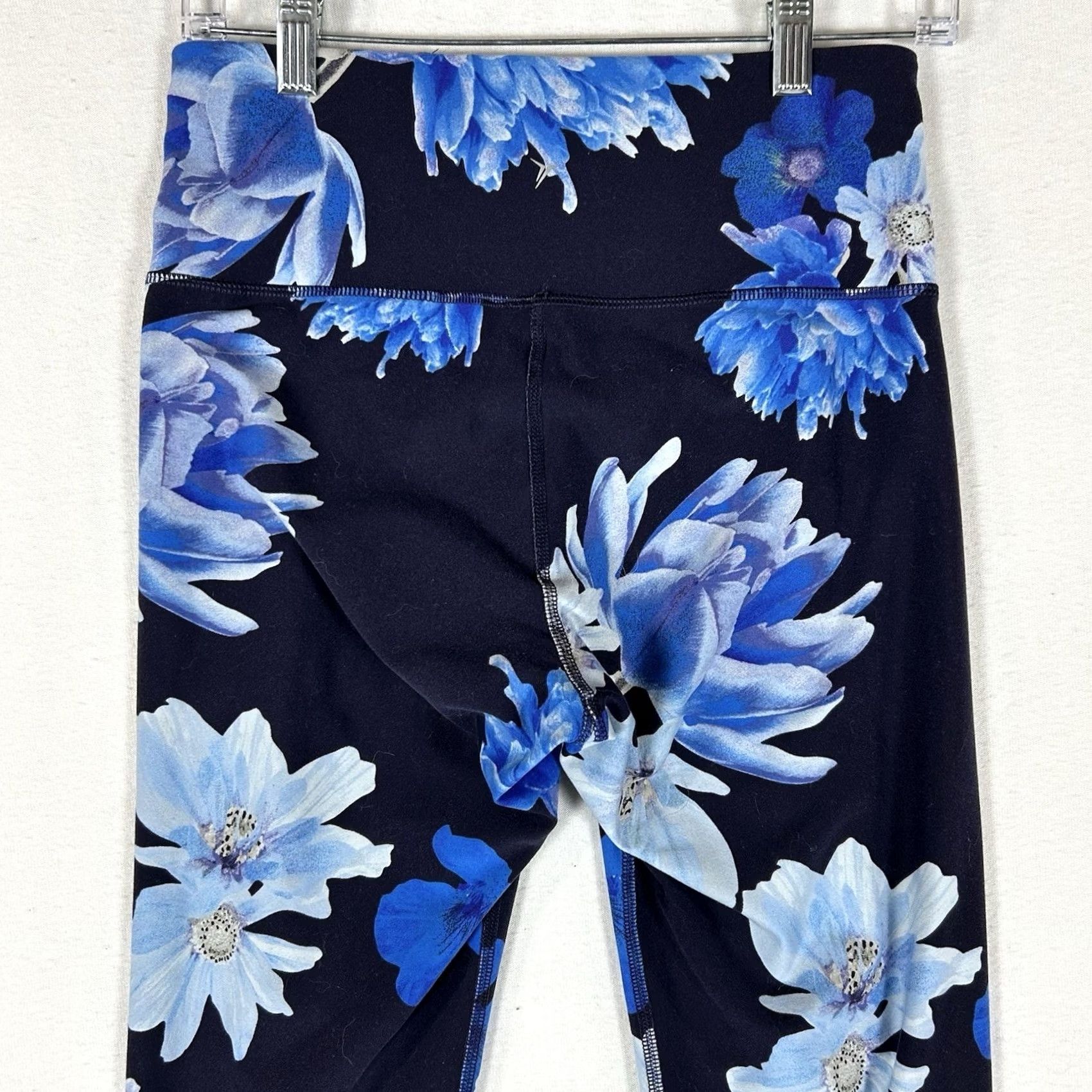 Old Navy Old Navy Active Elevate Legging Womens Medium Blue Floral Go Dry Activewear Gym Size 32" / US 10 / IT 46 - 7 Thumbnail
