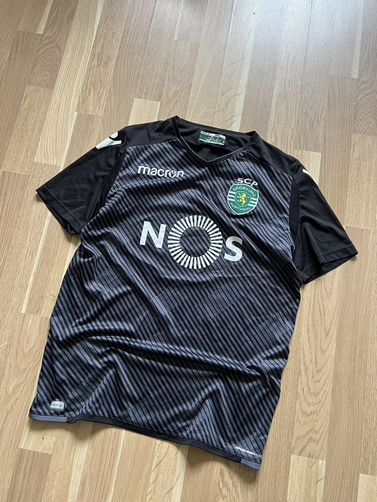 Macron Sporting football soccer jersey 2017/18 goalkeeper rare Size US L / EU 52-54 / 3 - 3 Thumbnail