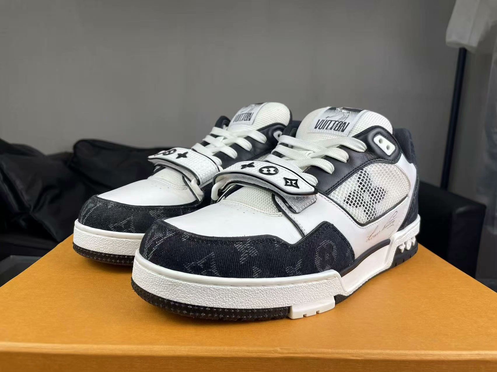 Louis Vuitton Louis Vuitton Training Black Lowtop Sneakers 9 Men Size US 9 / EU 42 - 1 Thumbnail
