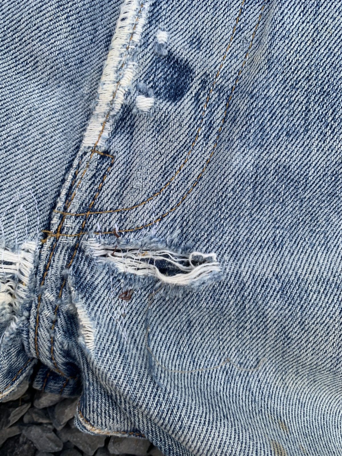 Levi's Vintage Clothing VINTAGE LEVI'S 501 BIG E #555 SELVEDGE DISTRESSED DENIM Size US 30 / EU 46 - 21 Thumbnail