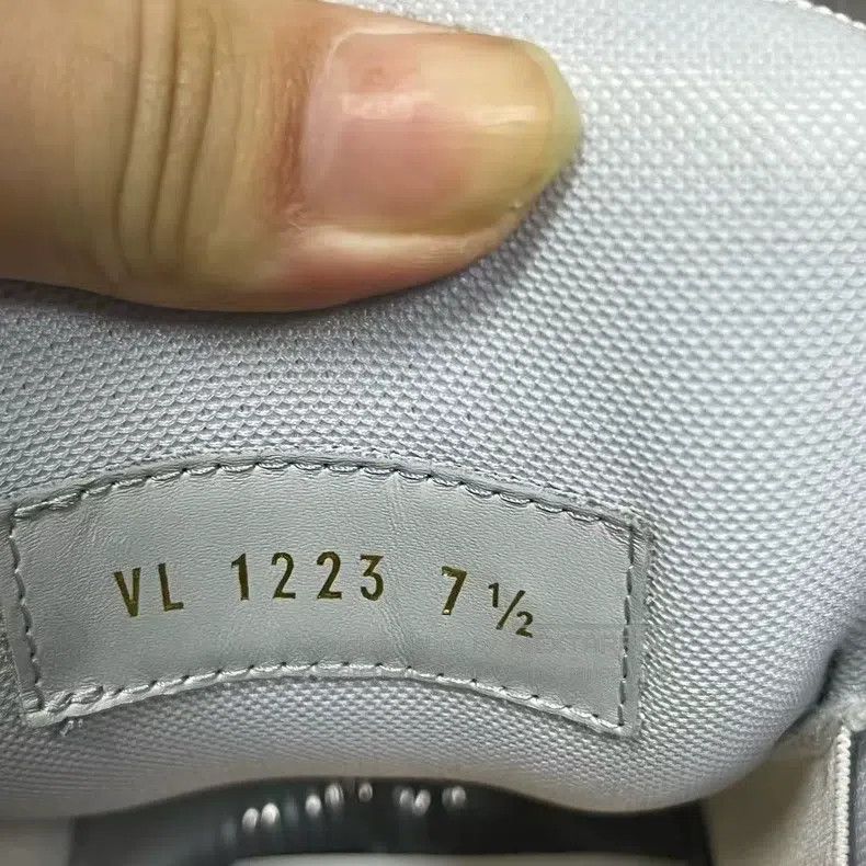 Louis Vuitton Louis Vuitton The latest white and grey chubby leather emb Size US 7.5 / EU 40-41 - 4 Thumbnail