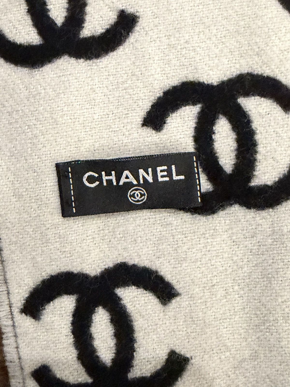Chanel Chanel CC Reversible Scarf w/ wool & cashmere BRAND NEW Size ONE SIZE - 4 Thumbnail