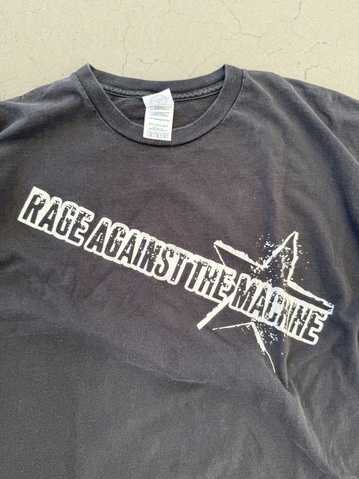 Rage Against The Machine Vintage Rage Against The Machine 90s Tee Size US XXL / EU 58 / 5 - 2 Thumbnail