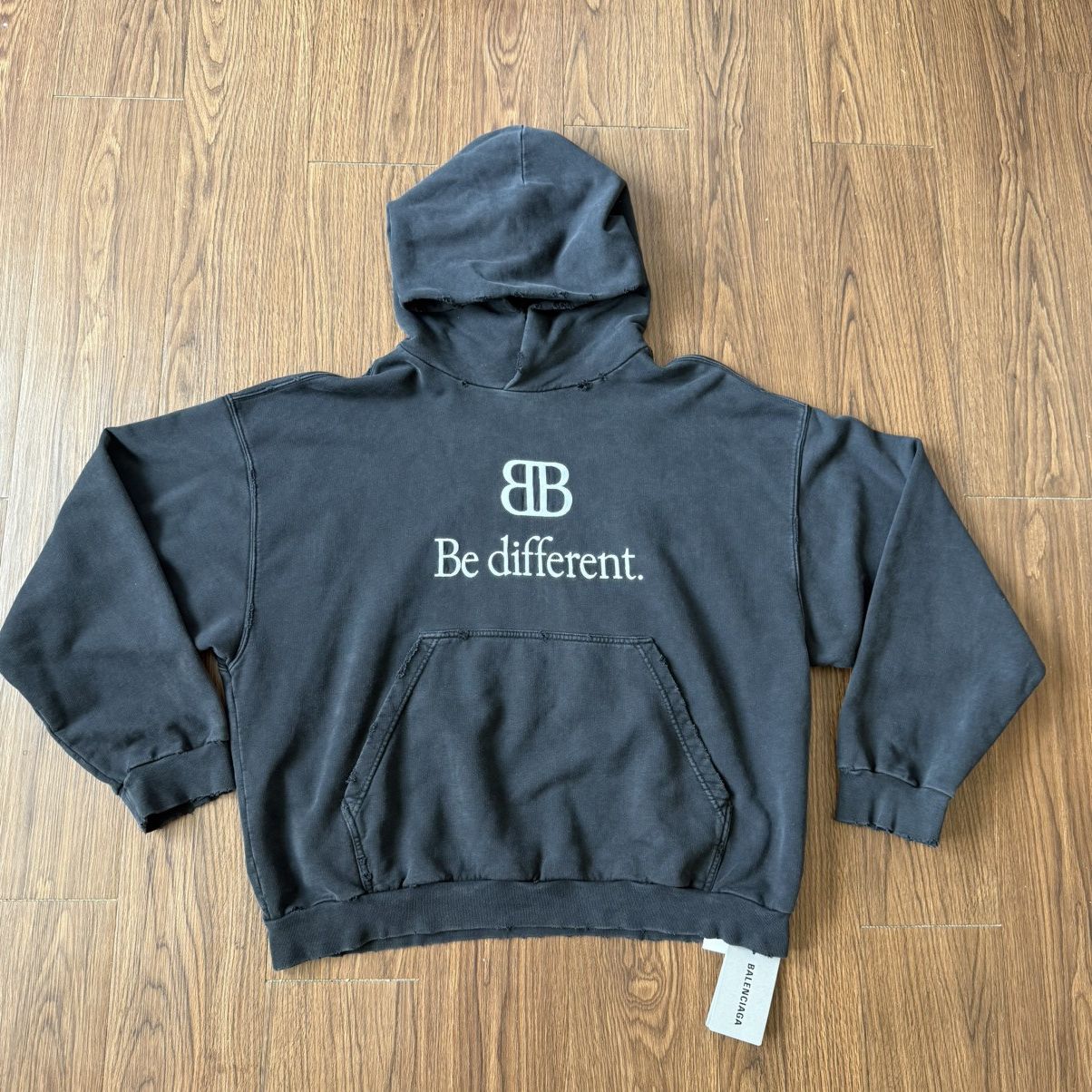 トップス Be different balenciaga Balenciaga Unreleased FW2022 BE DIFFERENT APPLE LOGO
