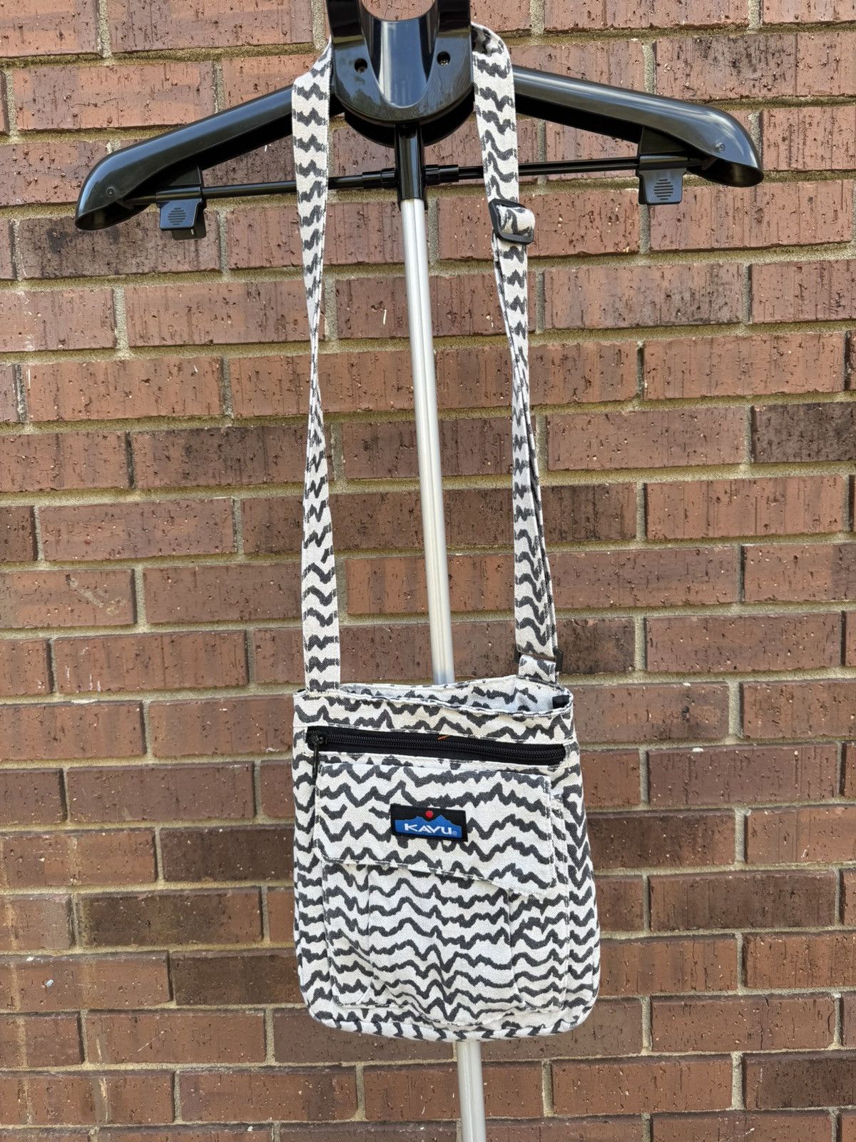 KAVU Kavu Keeper Crossbody Bag Purse Canvas Zigzag Pattern Brown Size ONE SIZE - 1 Thumbnail