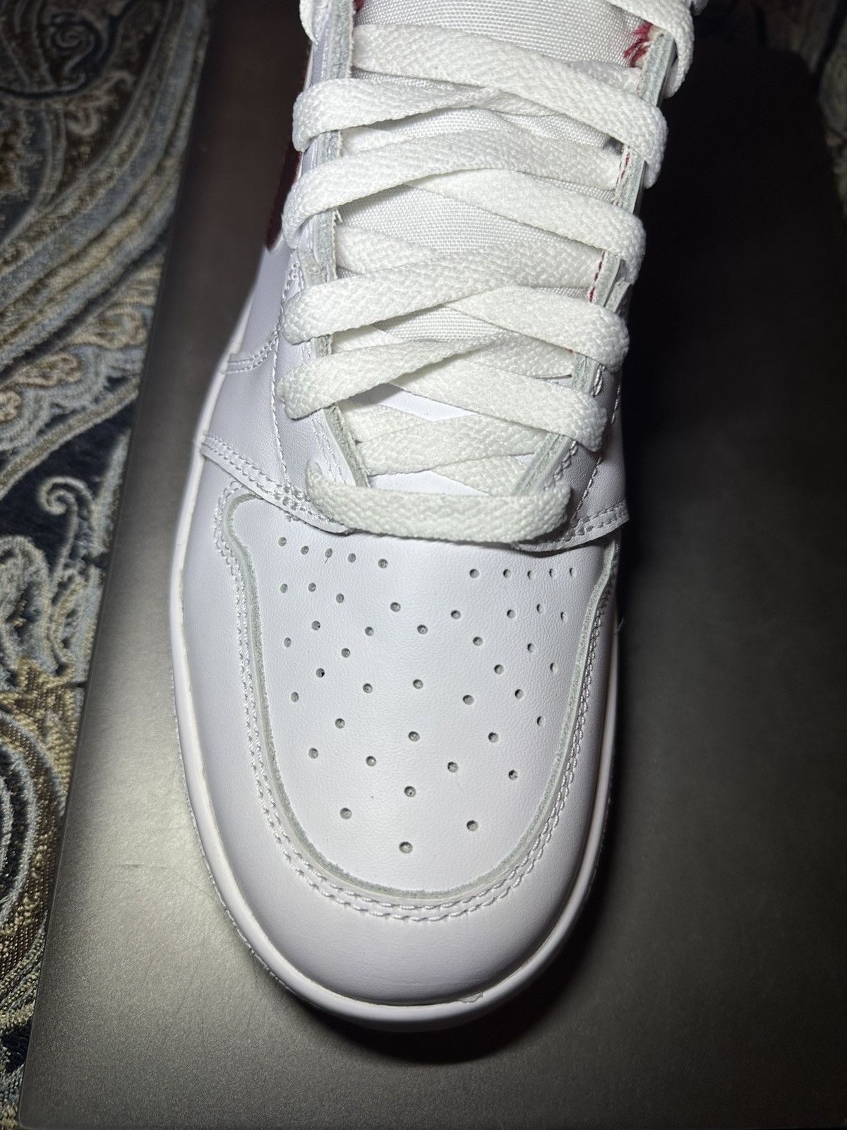 Jordan Brand Air Jordan 1 Metallic Burgundy Size 10.5 Size US 10.5 / EU 43-44 - 9 Thumbnail