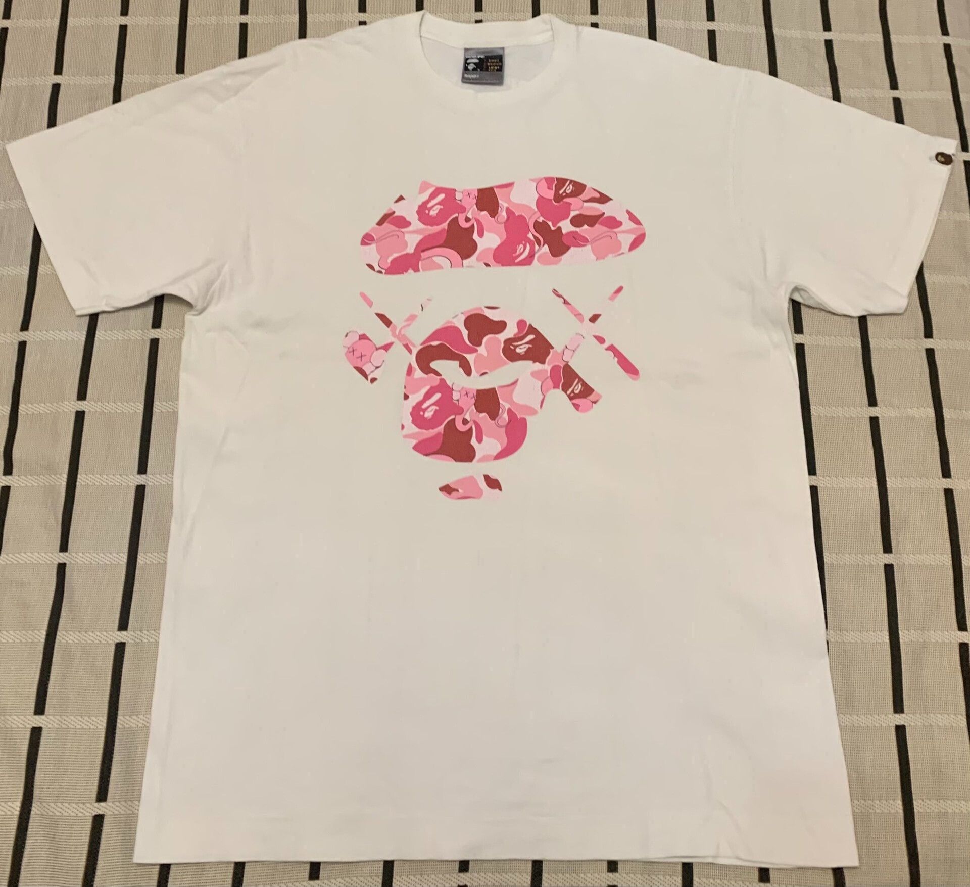 Bape Bape Collab Camo Pink T-Shirt L Men Size US L / EU 52-54 / 3 - 1 Thumbnail