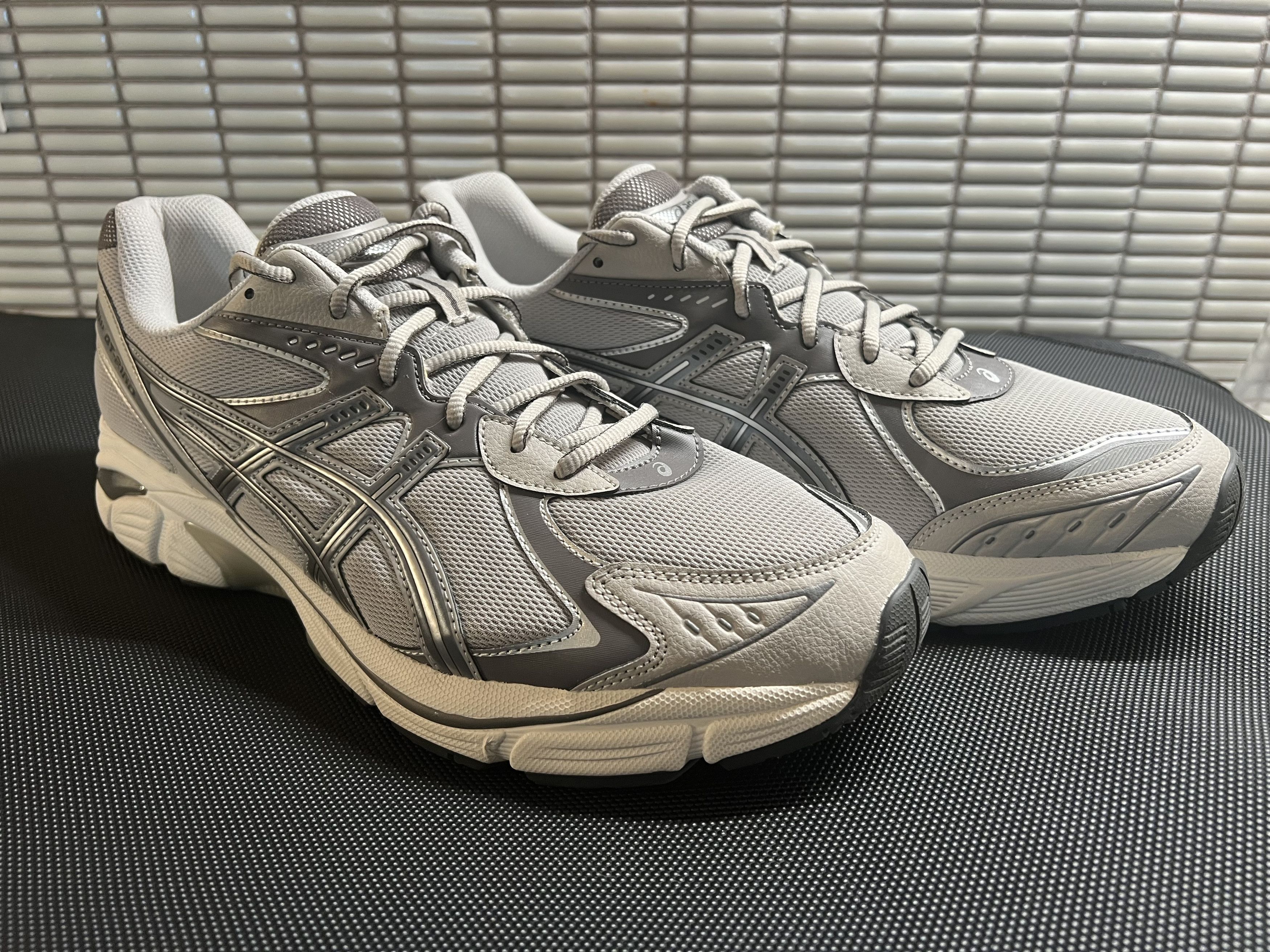 image of Asics Gt-2160 Oyster Grey / Carbon Shoes in Oyster Grey/Carbon, Men's (Size 14)