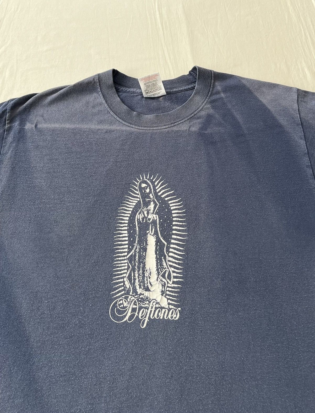 Band Tees Vintage 2000s Deftones Virgin Mary Y2k Faded Navy T-shirt Size US M / EU 48-50 / 2 - 6 Thumbnail