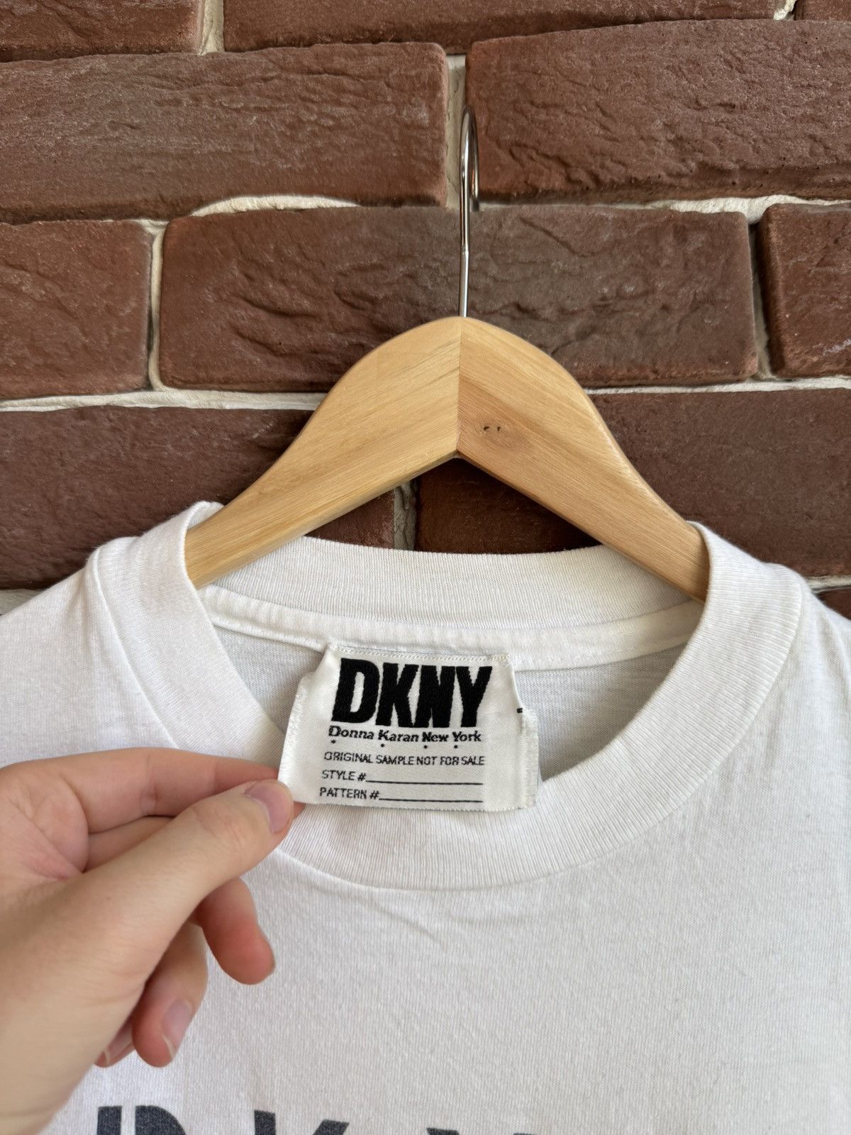 DKNY Vintage 90s DKNY Classics Logo Sampe Hype Designer T Shirt L Size US L / EU 52-54 / 3 - 4 Thumbnail