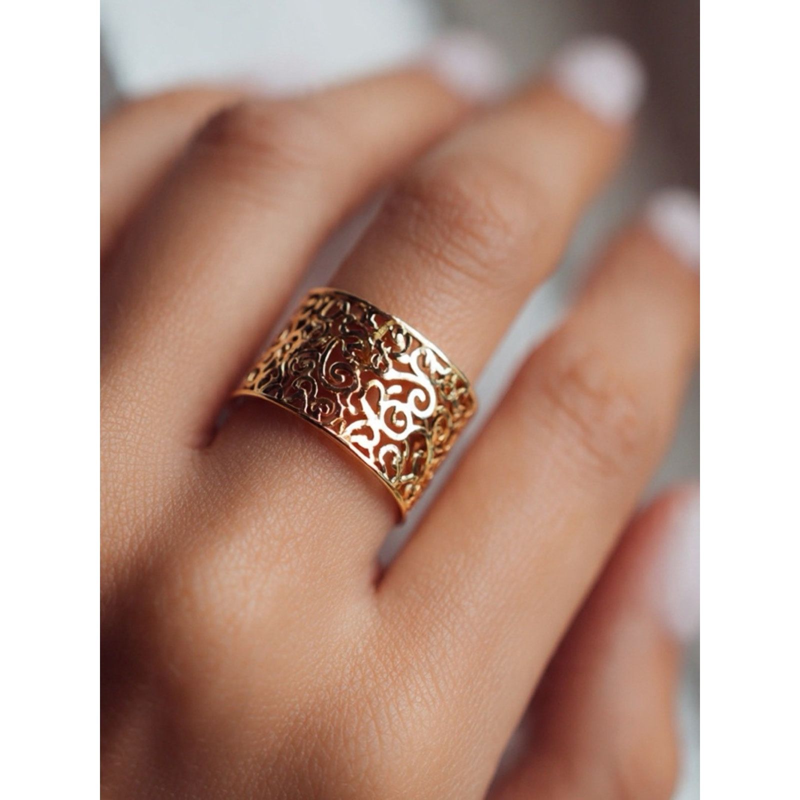 & Other Stories Gold Statement Link Ring - Elegant Women's Fashion Ring Size ONE SIZE - 6 Thumbnail