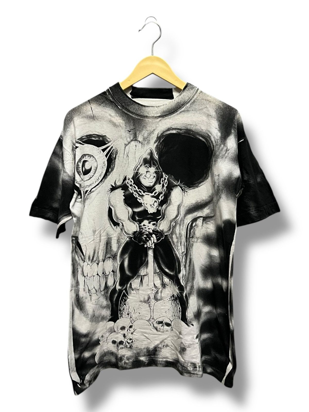 Anime VINTAGE 90s EXECUTIONER SKULL OVERPRINT T SHIRT Size US M / EU 48-50 / 2 - 1 Thumbnail