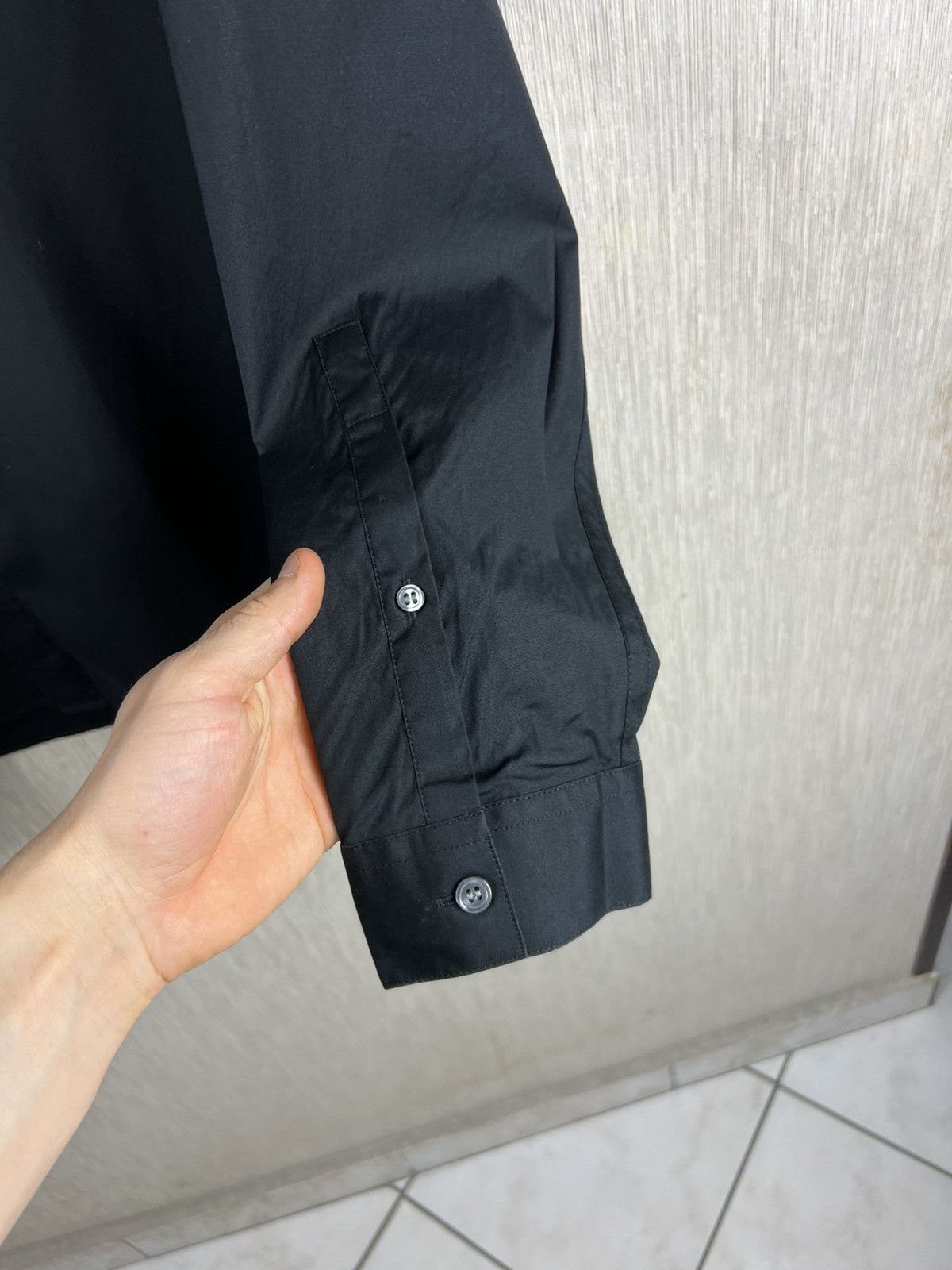 Versace Versace x H&M basic black shirt with V gold detail on collar Size US L / EU 52-54 / 3 - 8 Thumbnail