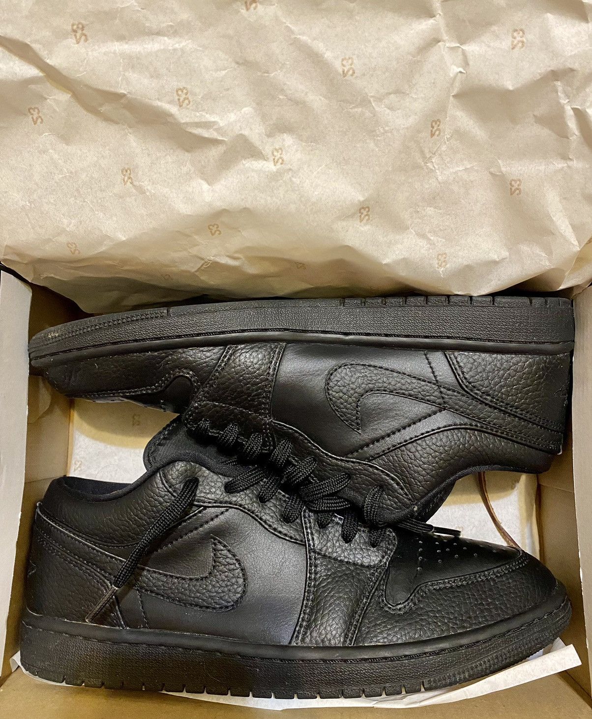 Jordan Brand × Nike Air Jordan 1 Low Triple Black Size US 8.5 / EU 41-42 - 2 Thumbnail