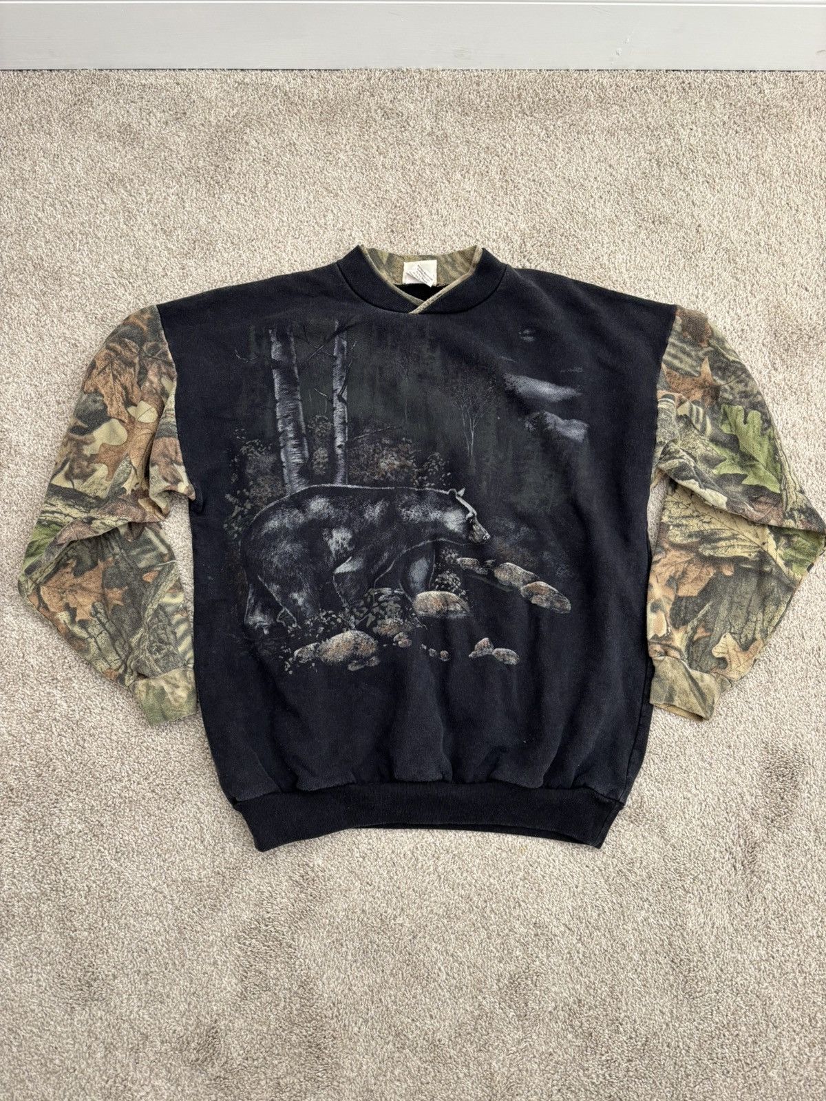 Vintage Vintage Bear and Wildlife Camo Sleeve Sweatshirt Size US L / EU 52-54 / 3 - 1 Thumbnail
