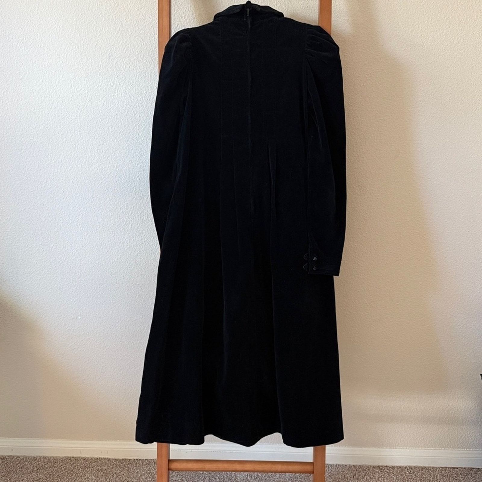 Laura Ashley Vintage Laura, Ashley puff sleeve pleat front black dress 6 Size M / US 6-8 / IT 42-44 - 9 Thumbnail