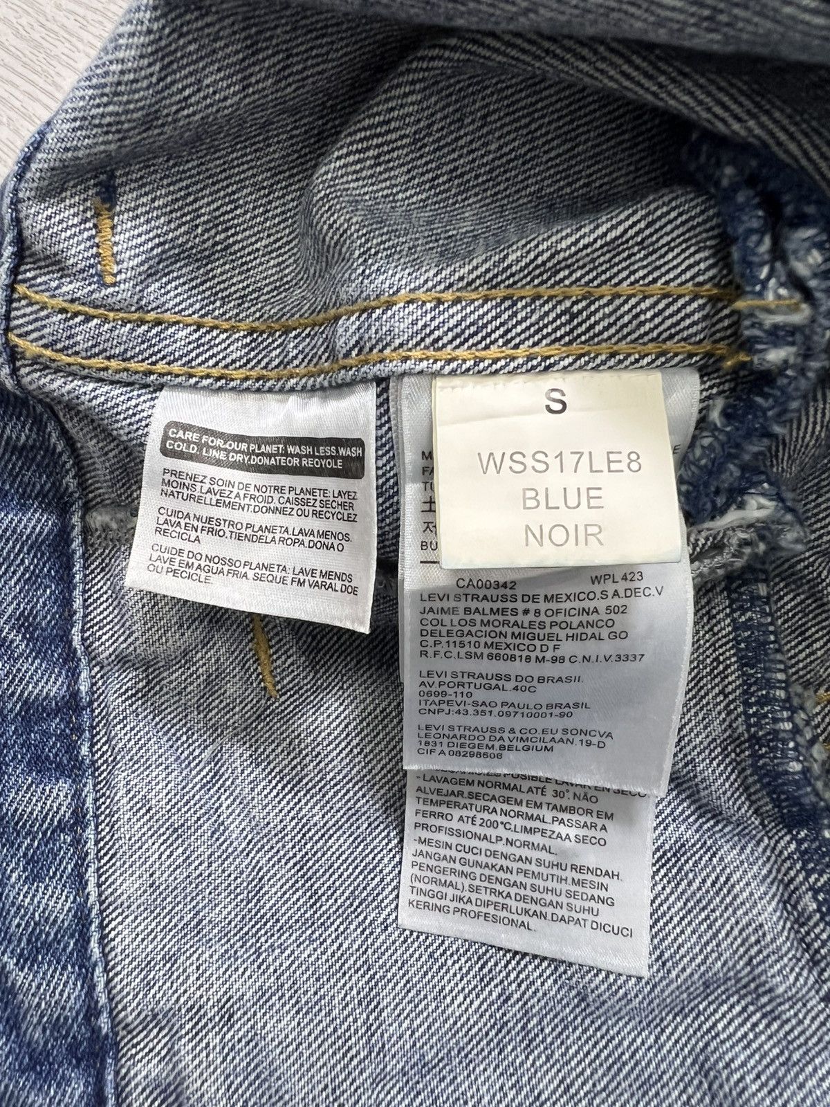 Levi's × Vetements Vetements - Levi’s - S/S 17 - Reworked Cropped Denim Jacket Size S / US 4 / IT 40 - 17 Thumbnail