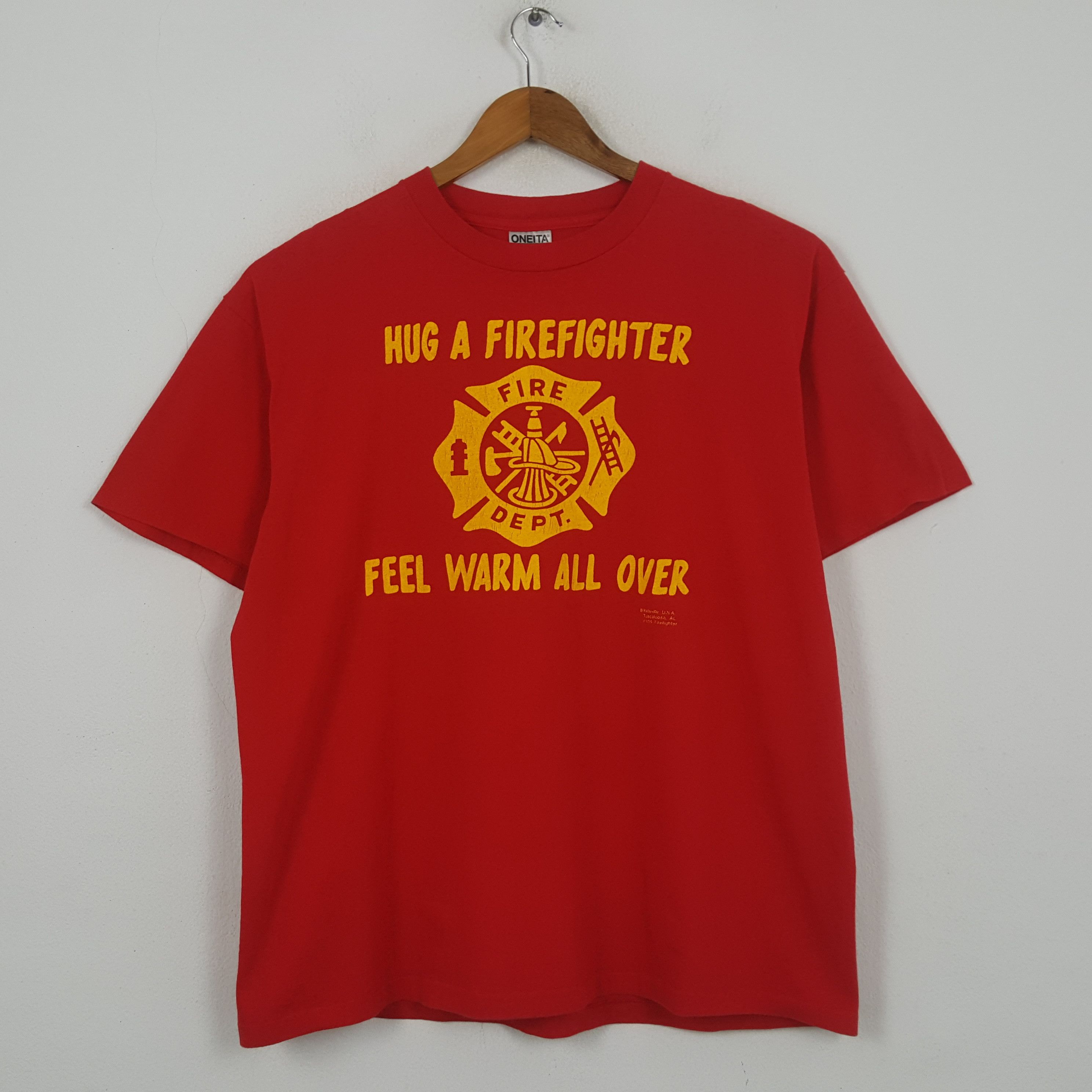 Other Vintage Hug A Firefighter American Fire Depart T-shirt RR1 Size US XL / EU 56 / 4 - 1 Thumbnail