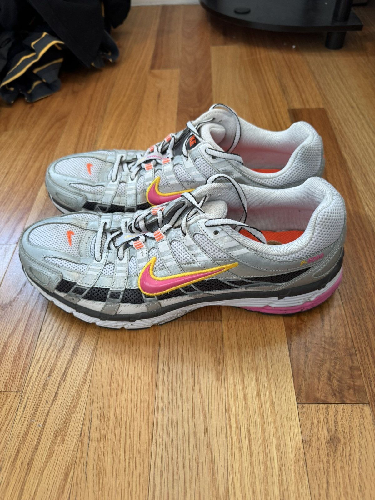 Nike WOMEN'S P-6000 - WHITE/LASER FUCHSIA/METALLIC SIZE 12 Size US 12 / IT 42 - 3 Thumbnail