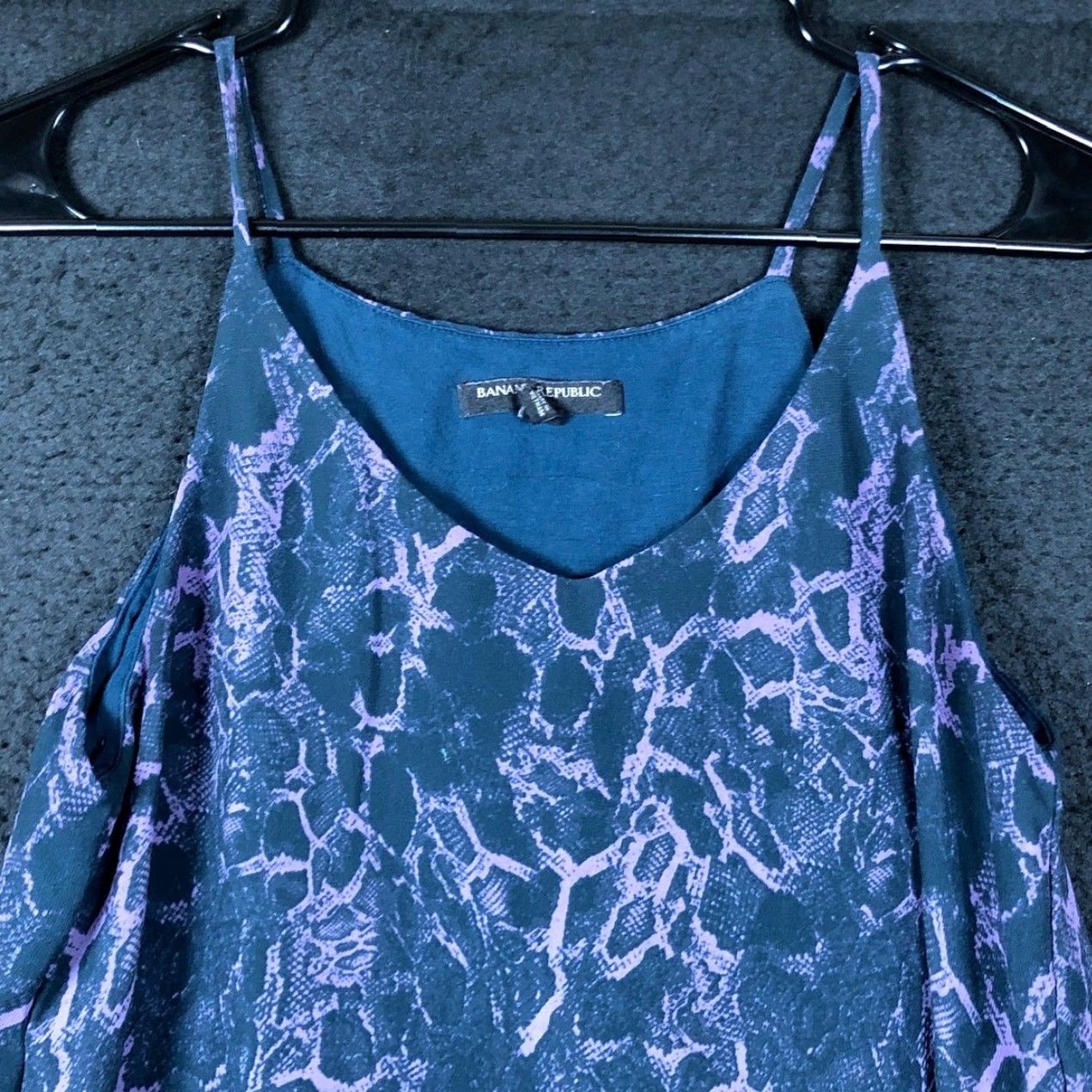 Banana Republic VINTAGE Banana Republic Womens Blouse Purple Blue Snake Print Lined Petite Sleeveless SP Tank V-Neck Spaghetti Women PS (Petites) Size S / US 4 / IT 40 - 2 Thumbnail
