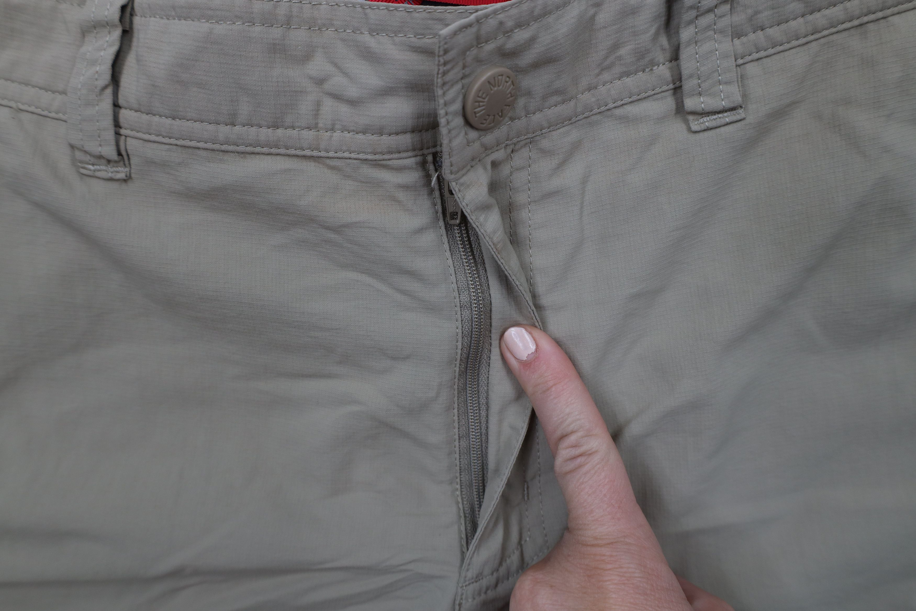 The North Face × Vintage The North Face Hiking Above Knee Cargo Shorts Beige Nylon Size US 36 / EU 52 - 6 Thumbnail