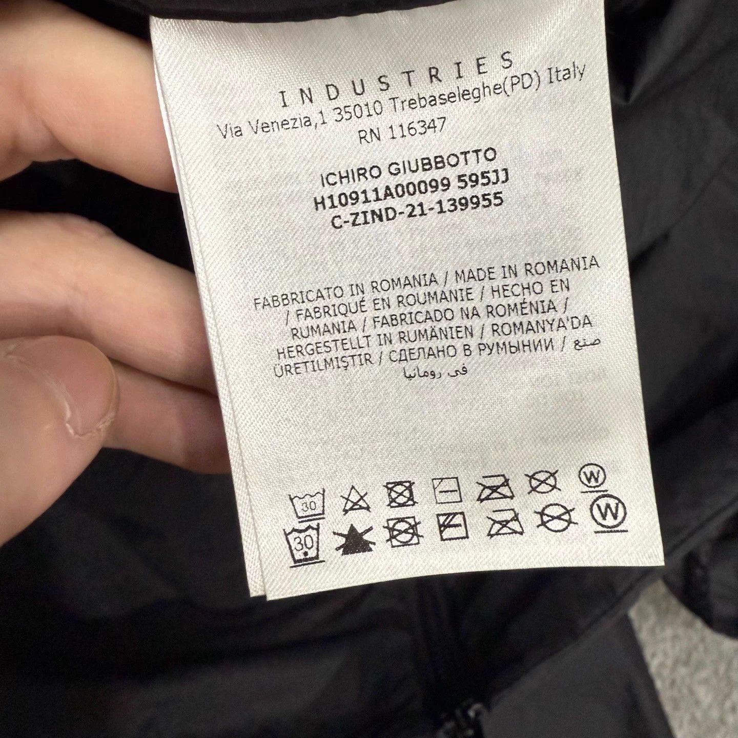Moncler Moncler black tech embossed logo puffer 3 unused Size US L / EU 52-54 / 3 - 4 Thumbnail