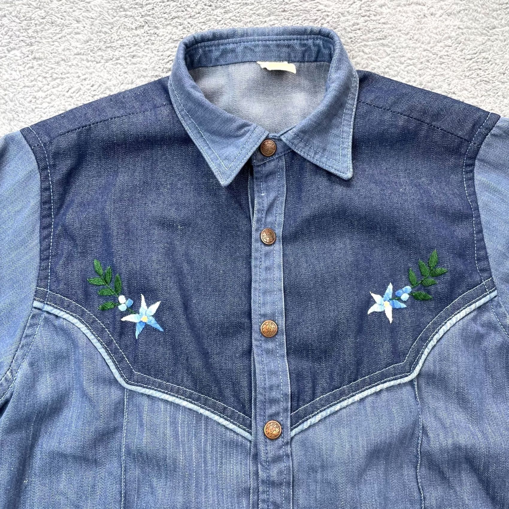 Vintage VTG Western Shirt Womens XL Blue Floral Embroidered Snap 70s Two Tone Denim Button-Up Casual Size XL / US 12-14 / IT 48-50 - 4 Thumbnail