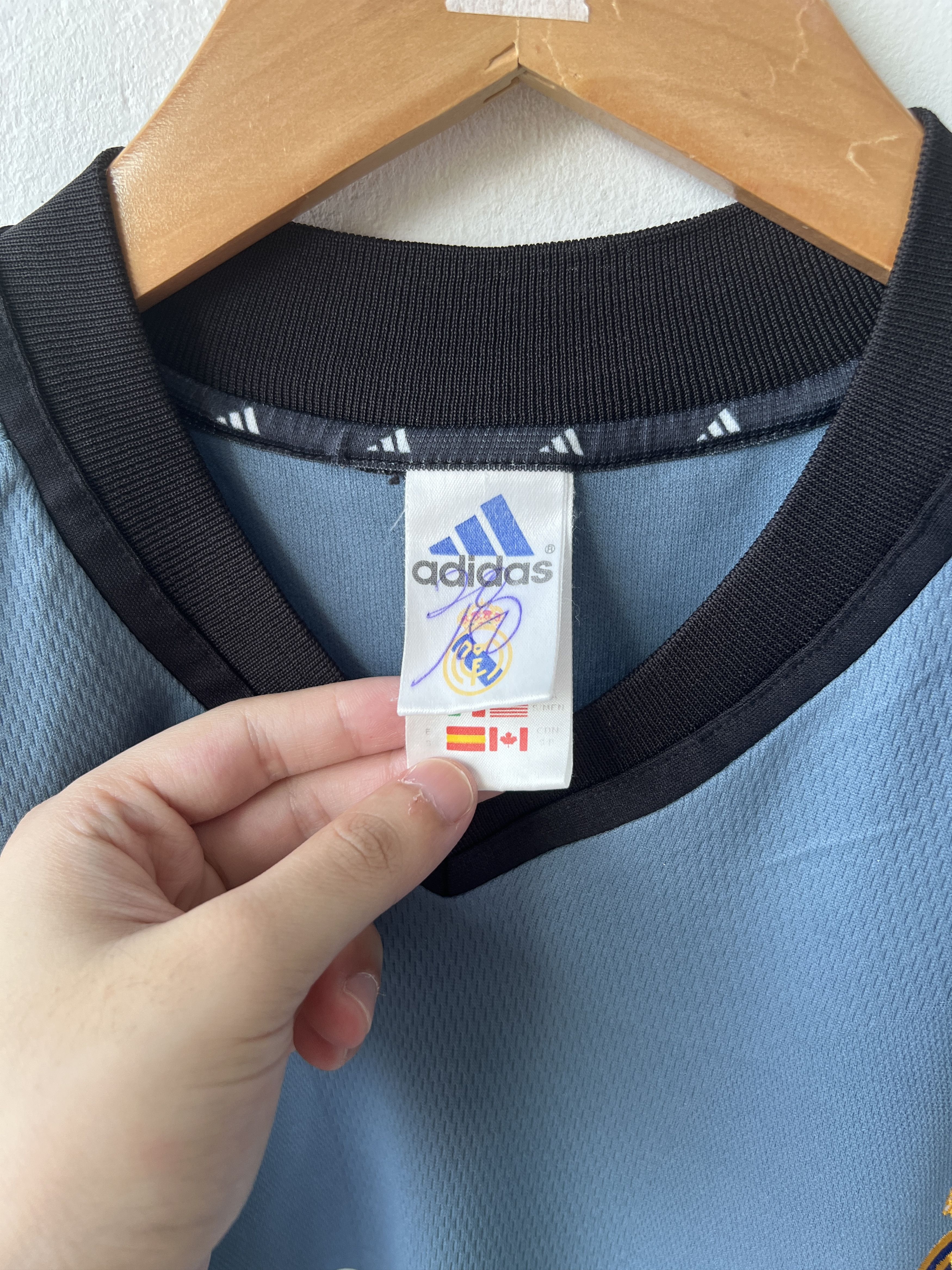 Adidas (S fits M) Real Madrid 2001-02 Third Kit Zidane #5 Size US S / EU 44-46 / 1 - 3 Thumbnail