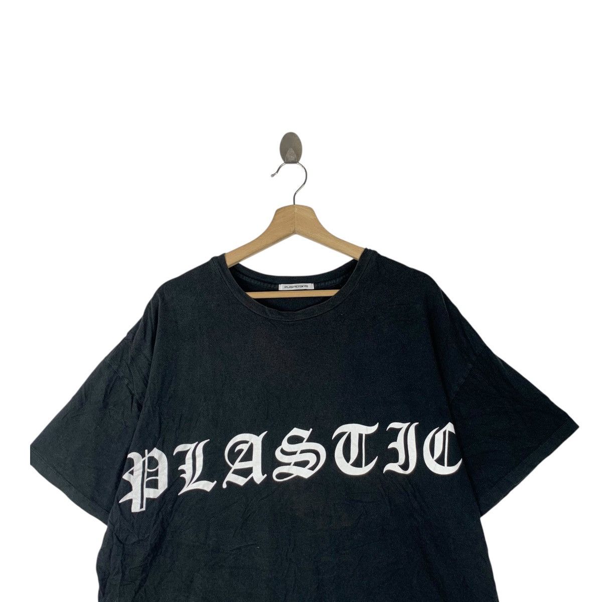 Vintage PLASTIC TOKYO DESIGNER Old English Text Punk Tee Shirt Top Size US XL / EU 56 / 4 - 2 Thumbnail