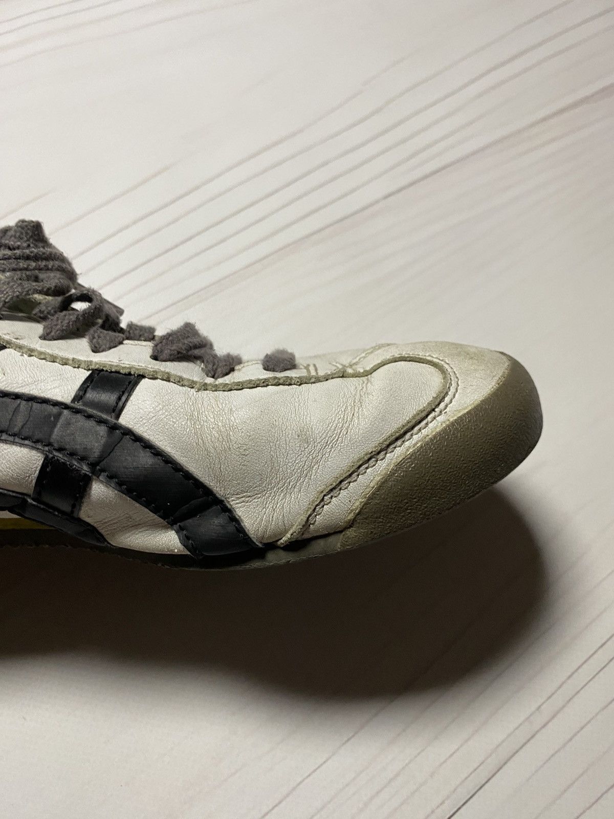 Japanese Brand × Onitsuka Tiger × Vintage Vintage Onitsuka Tiger leather upper worn y2k sneakers Size US 9.5 / EU 42-43 - 14 Thumbnail