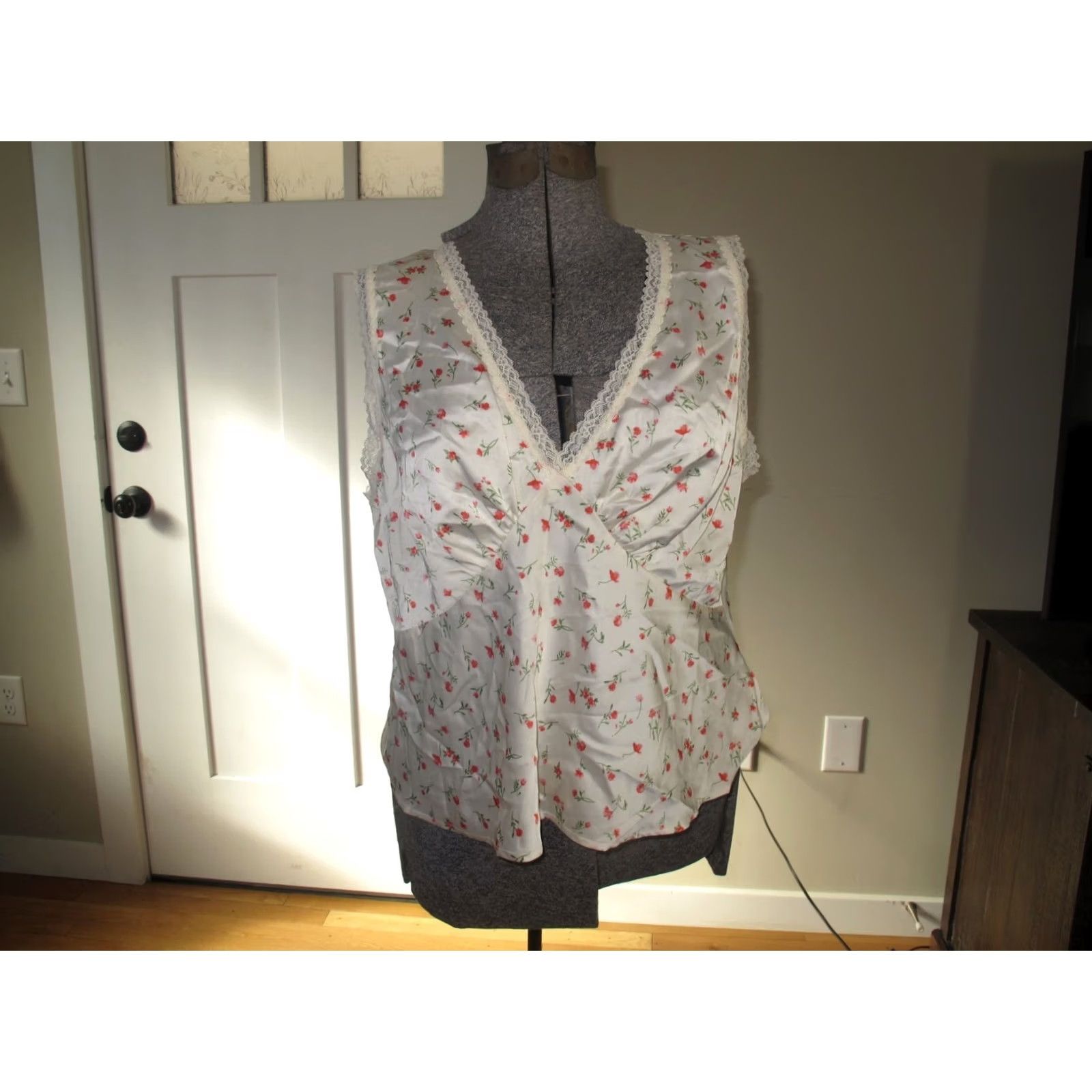 Vintage WAYF Blouse Top Womens XL White Polyester Floral Sleeveless V-Neck Pullover Size XL / US 12-14 / IT 48-50 - 3 Thumbnail