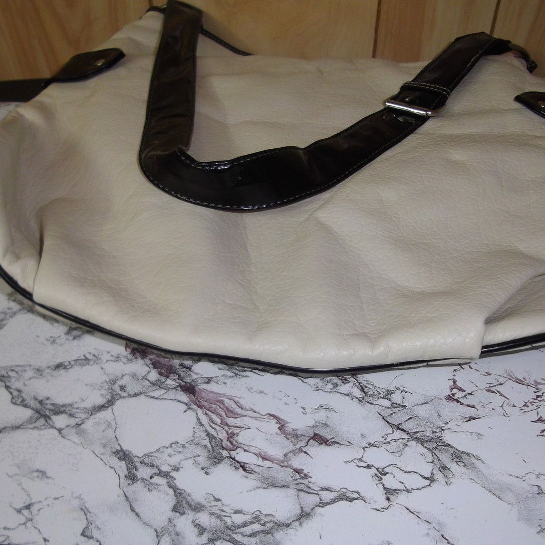 Other Avon Vintage Cream & Black Soft Faux Leather Shoulder Bag Size ONE SIZE - 3 Thumbnail