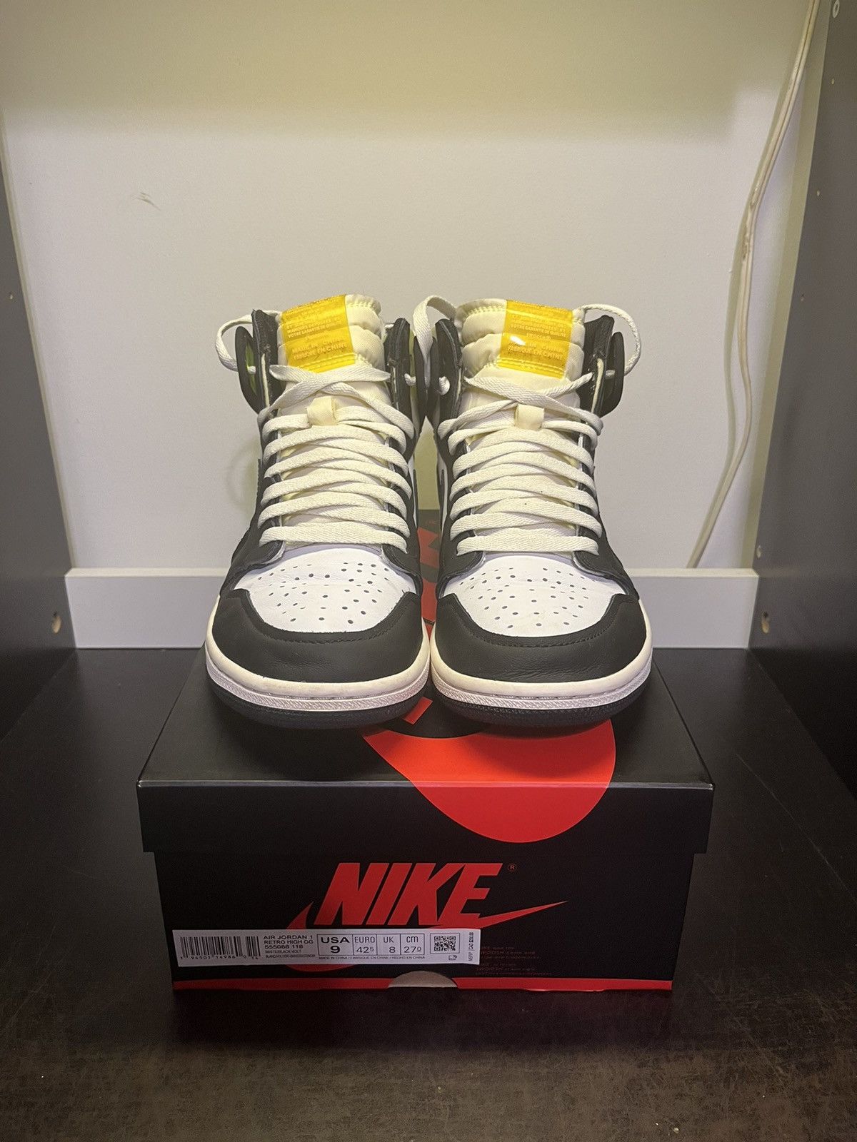Jordan Brand Air Jordan 1 Retro High Volt Men’s 9 555088-118 Size US 9 / EU 42 - 5 Thumbnail