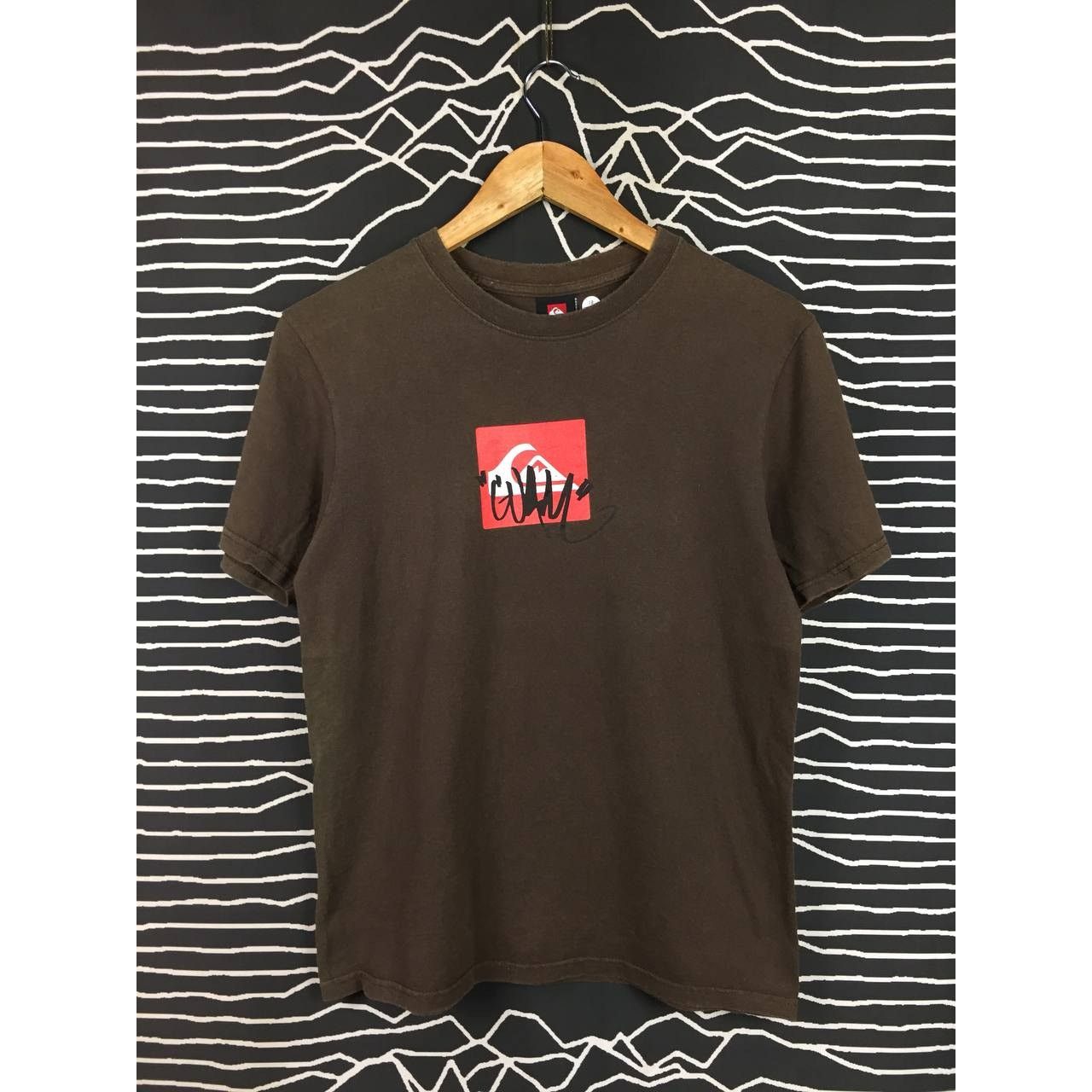 Quiksilver × Vintage Vtg Quiksilver Center Logo Hafa Adai Guam Surf Skate Tee Size US S / EU 44-46 / 1 - 1 Thumbnail