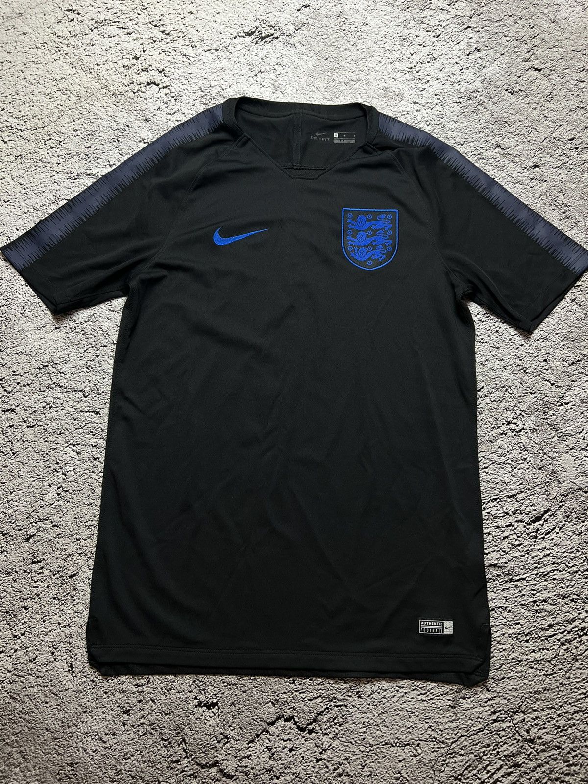 Nike 2018-2019 England national football team nike jersey Size US M / EU 48-50 / 2 - 2 Thumbnail