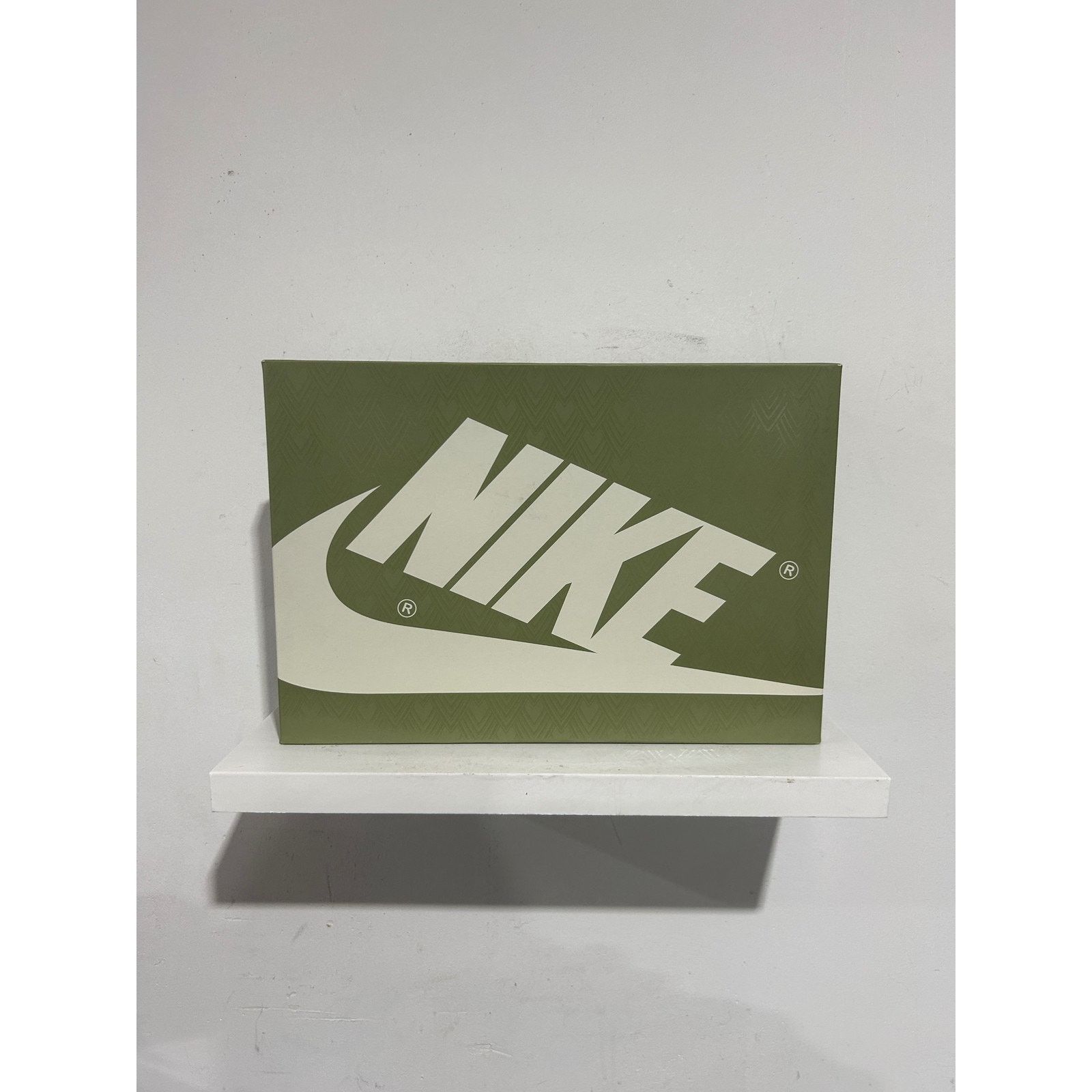 Nike JORDAN 1 RETRO LOW YEAR OF THE DRAGON SIZE 11.5 PREOWNED Size US 11.5 / EU 44-45 - 6 Thumbnail