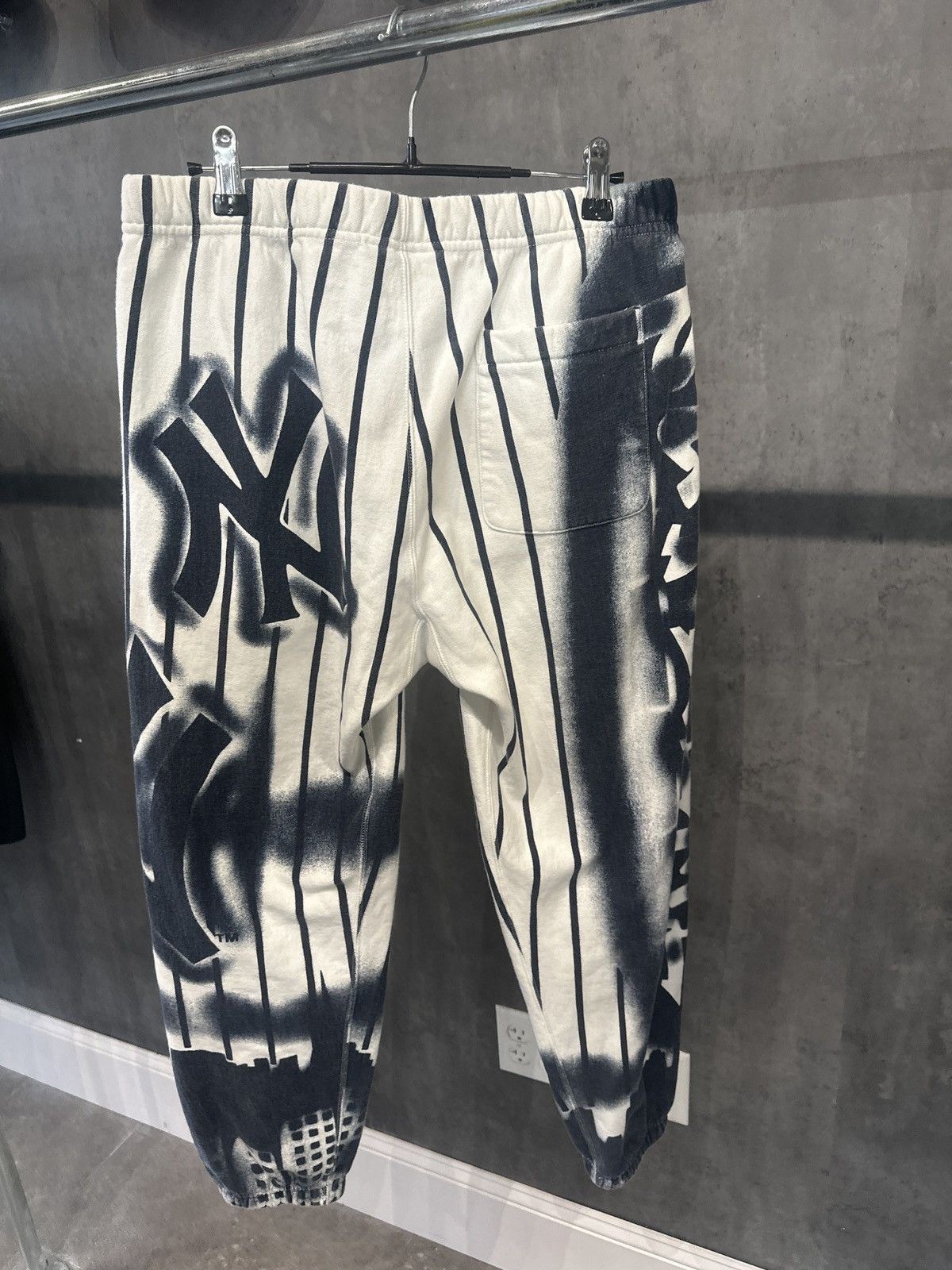 MLB × Supreme SUPREME YANKEES SWEATPANTS Size US 27 - 2 Thumbnail
