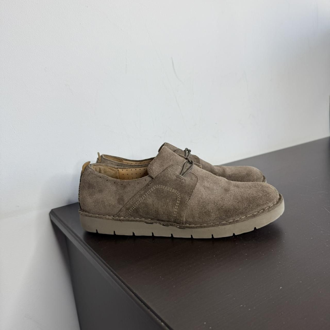 Clarks Clarks Low Top Shoes Casual Beige Brown Size US 8.5 / EU 41-42 - 2 Thumbnail