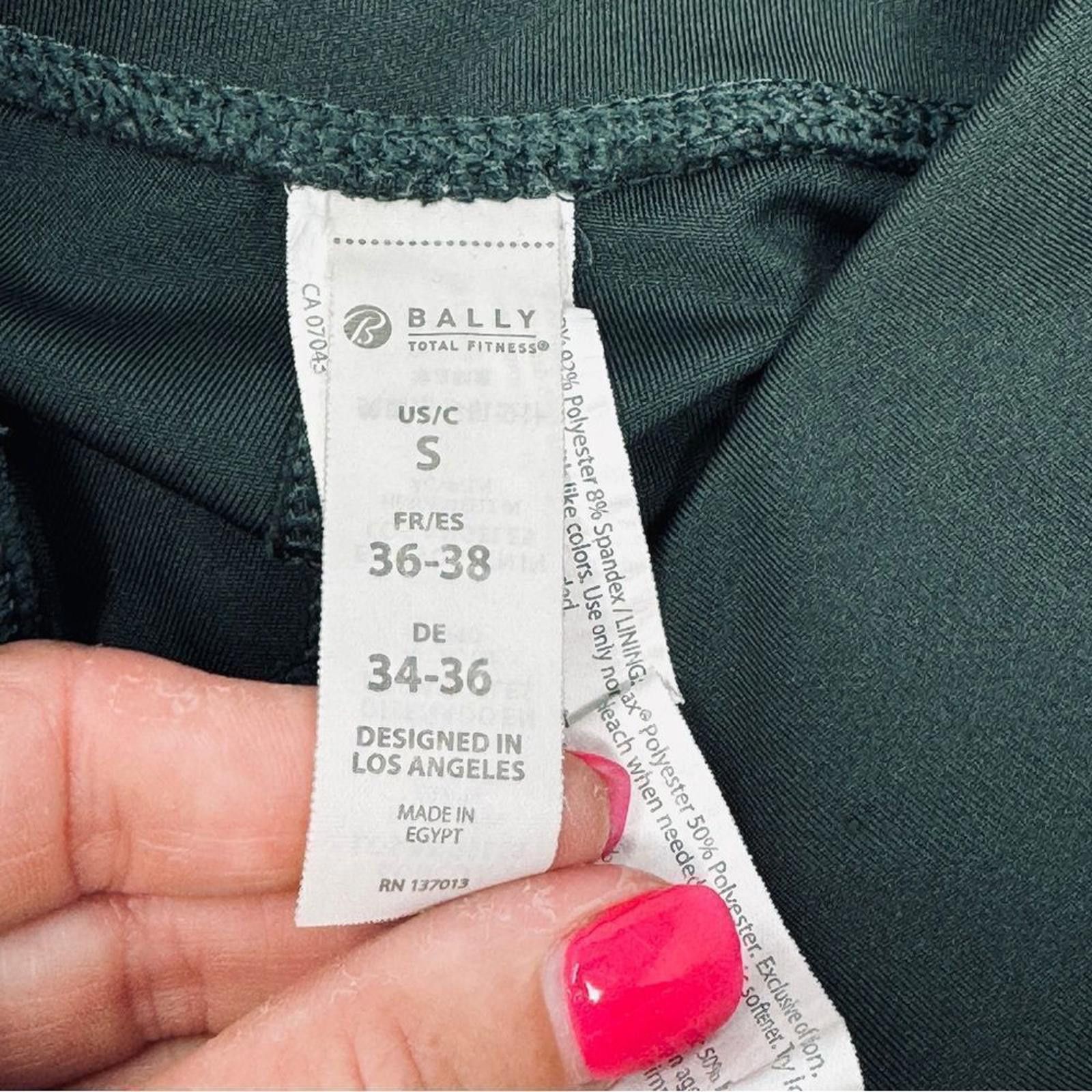 Bally NWOT. Bally Total Fitness. Green Capri Leggings. Size Small. Size 28" / US 6 / IT 42 - 2 Thumbnail