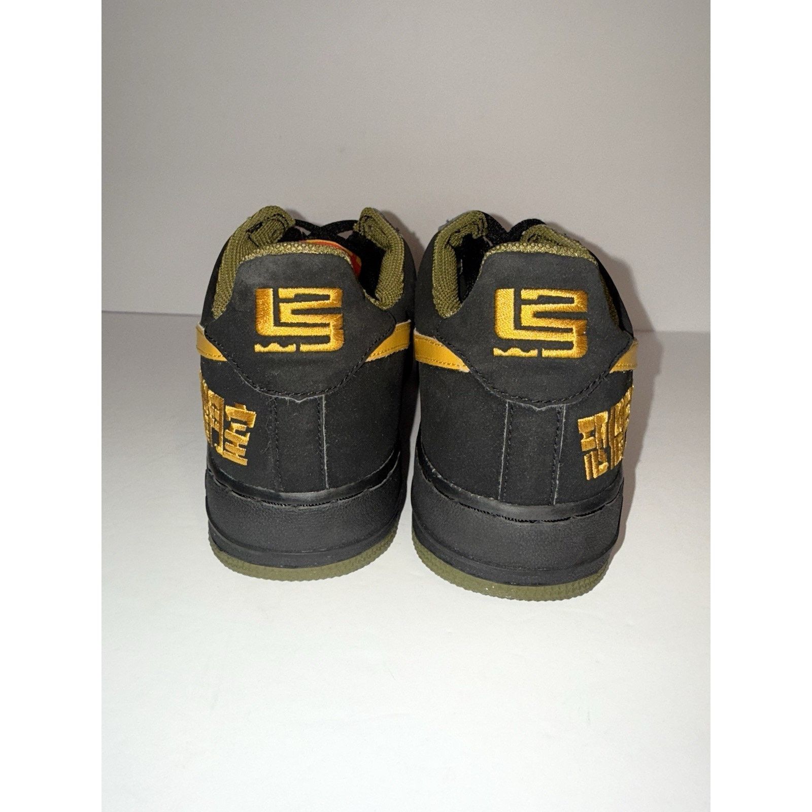 Nike 420/523 2004 Nike LeBron James “Fearless Warrior’ Sz 9.5 Size US 9.5 / EU 42-43 - 3 Thumbnail