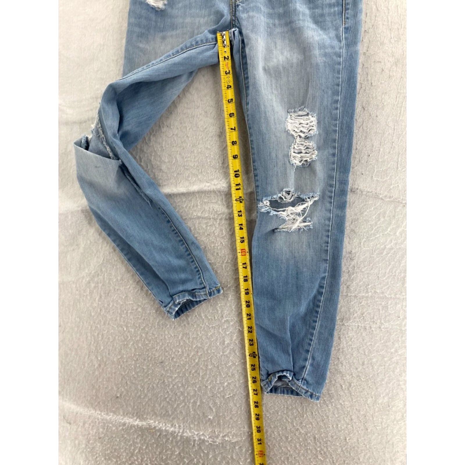 Levi's VINTAGE Levis 513 Boyfriend Jeans Womens 1 M Distressed Light Wash Denim Shirt Size 25" / US 0 / IT 36 - 5 Thumbnail