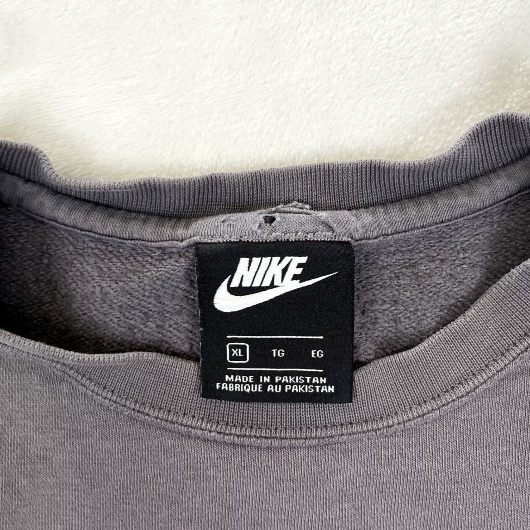 Nike VINTAGE Nike Sweatshirt Crewneck XL Gray Embroidered 90s Sports USA Men Size US XL / EU 56 / 4 - 3 Thumbnail